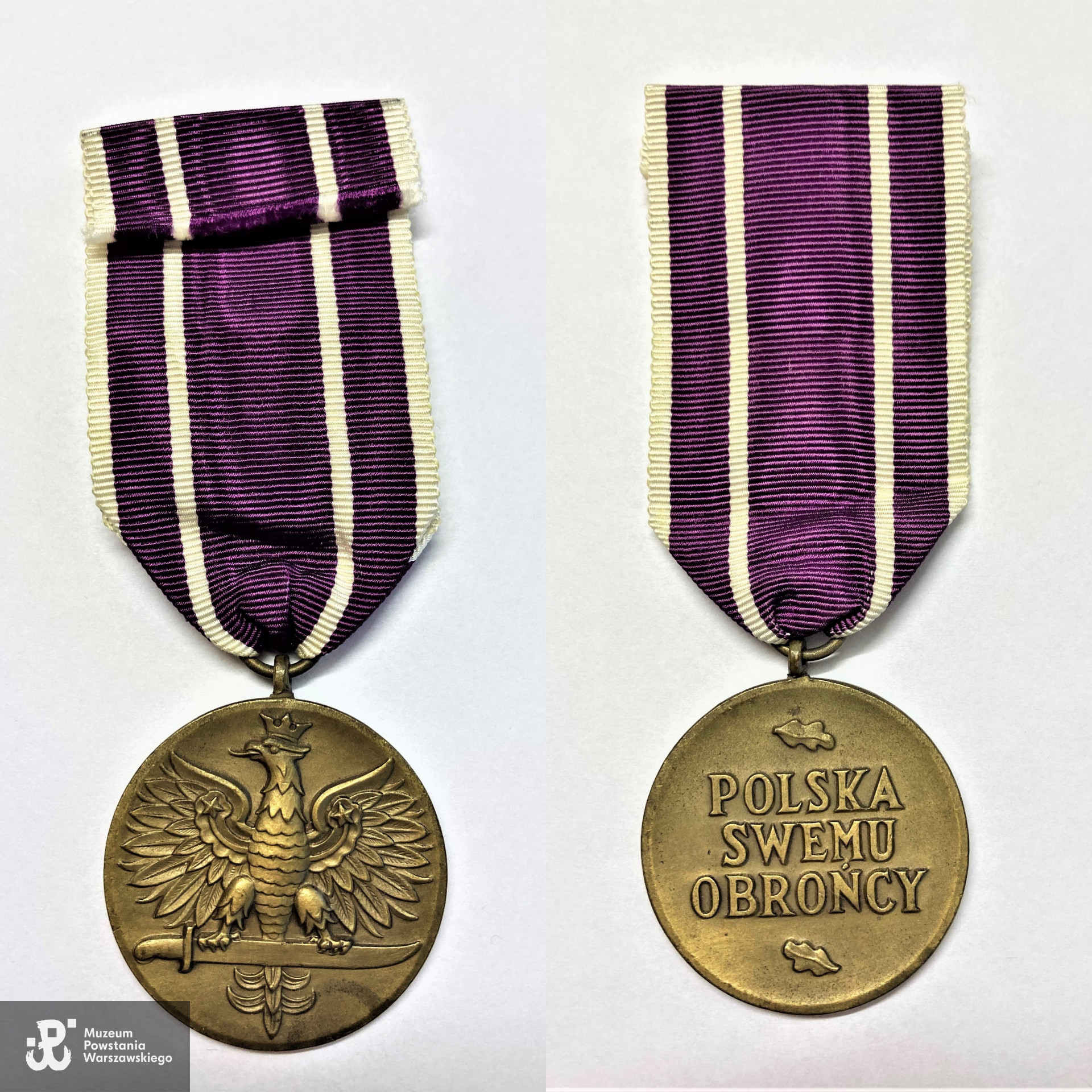  Medal Wojska – pod i nad napisem dwa małe liście dębowe, na awersie orzeł trzymający w szponach miecz poziomo. Ze zbiorów rodzinnych p. Danuty Szydłowskiej