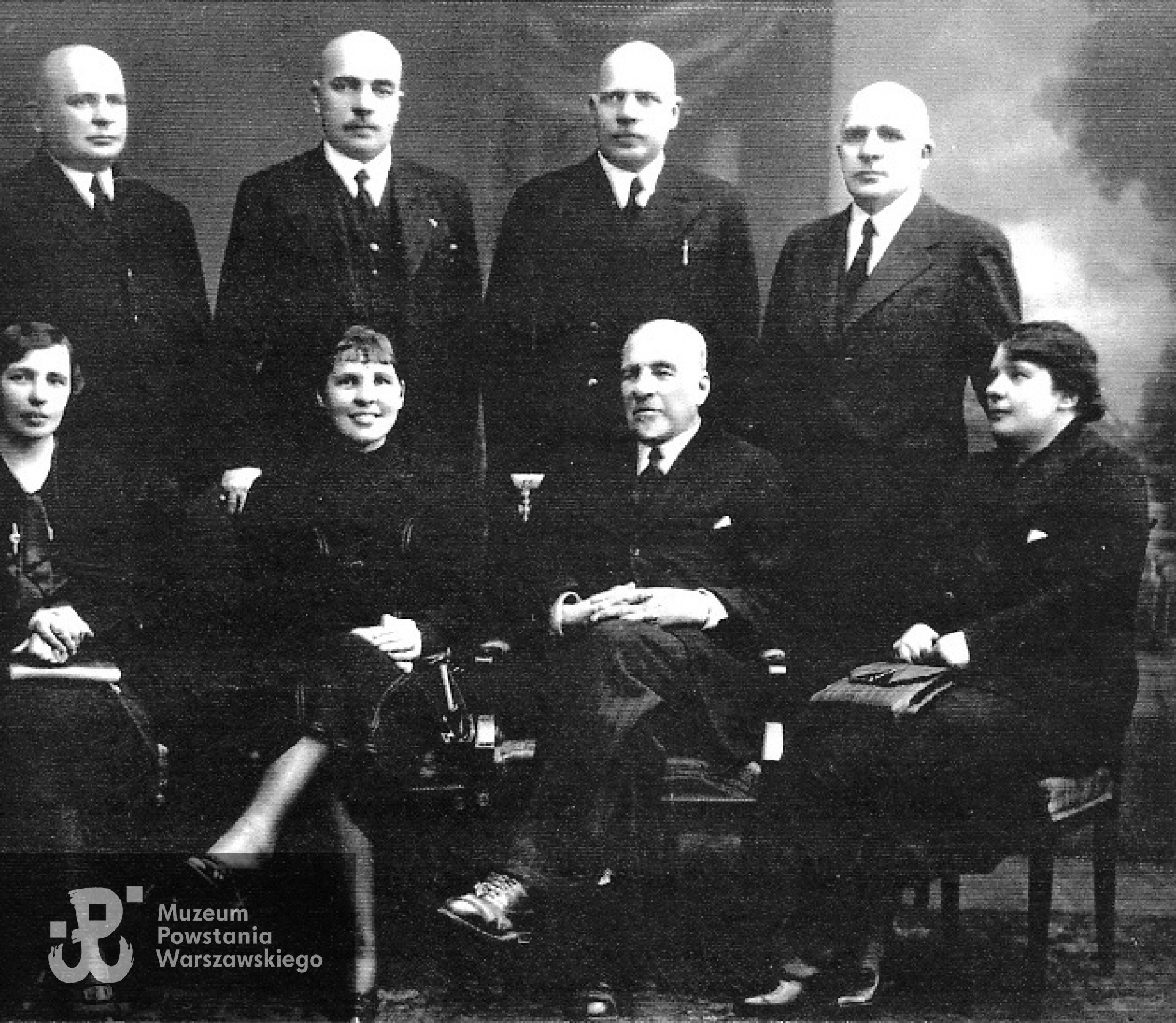 Fotografia przedwojenna: Władysław Psarski (stoi czwarty od lewej) z rodzeństwem i ojcem Władysławem Rudolfem Psarskim. Zbiory Marii Chełkowskiej z Psarskich.