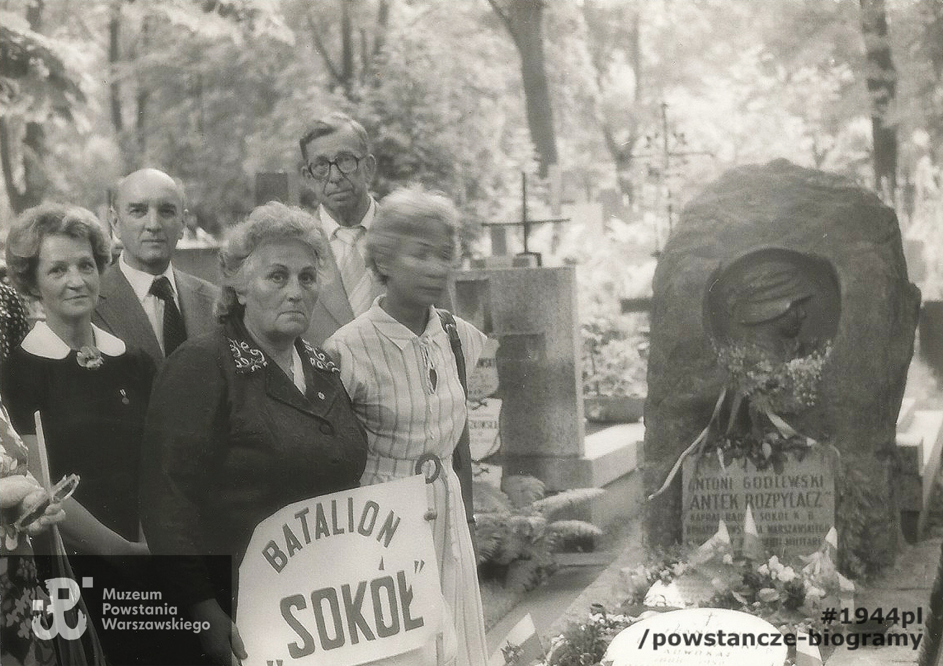 Przy grobie Antoniego Szczęsnego Godlewskiego „Antka Rozpylacza” na Cmentarzu Wojskowym na Powązkach. Tadeusz Kolendowicz widoczny z tyłu, za koleżankami, pierwszy od lewej. Ze zbiorów rodzinnych p. Ewy Kolendowicz