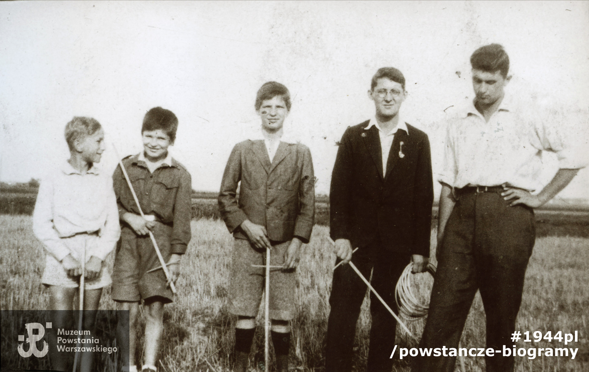 Ołtarzew 1934 rok. Wakacyjni przyjaciele: pięciu młodych ludzi – wszyscy wzięli udział w Powstaniu Warszawskim w 1944r. Od lewej: Lech Sedlaczek, po bitwie pod Jaktorowem trafił do obozu jenieckiego, Tadeusz Kurzyna „Tada” poległ 6 sierpnia 1944 r. na Karolkowej, Mieczysław Kurzyna „Miecz”, dowódca najmłodszych powstańców w Oddziale „Mieczyki”, wyszedł z Warszawy z ludnością cywilną, Janusz Kurzyna i Stefan Chudzyński „Kowalski”, w Powstaniu ppor. AK w 3 Batalionie Pancernym „Golski”. Fot. z archiwum rodzinnego p. Lecha Sedlaczka ps. Hak.