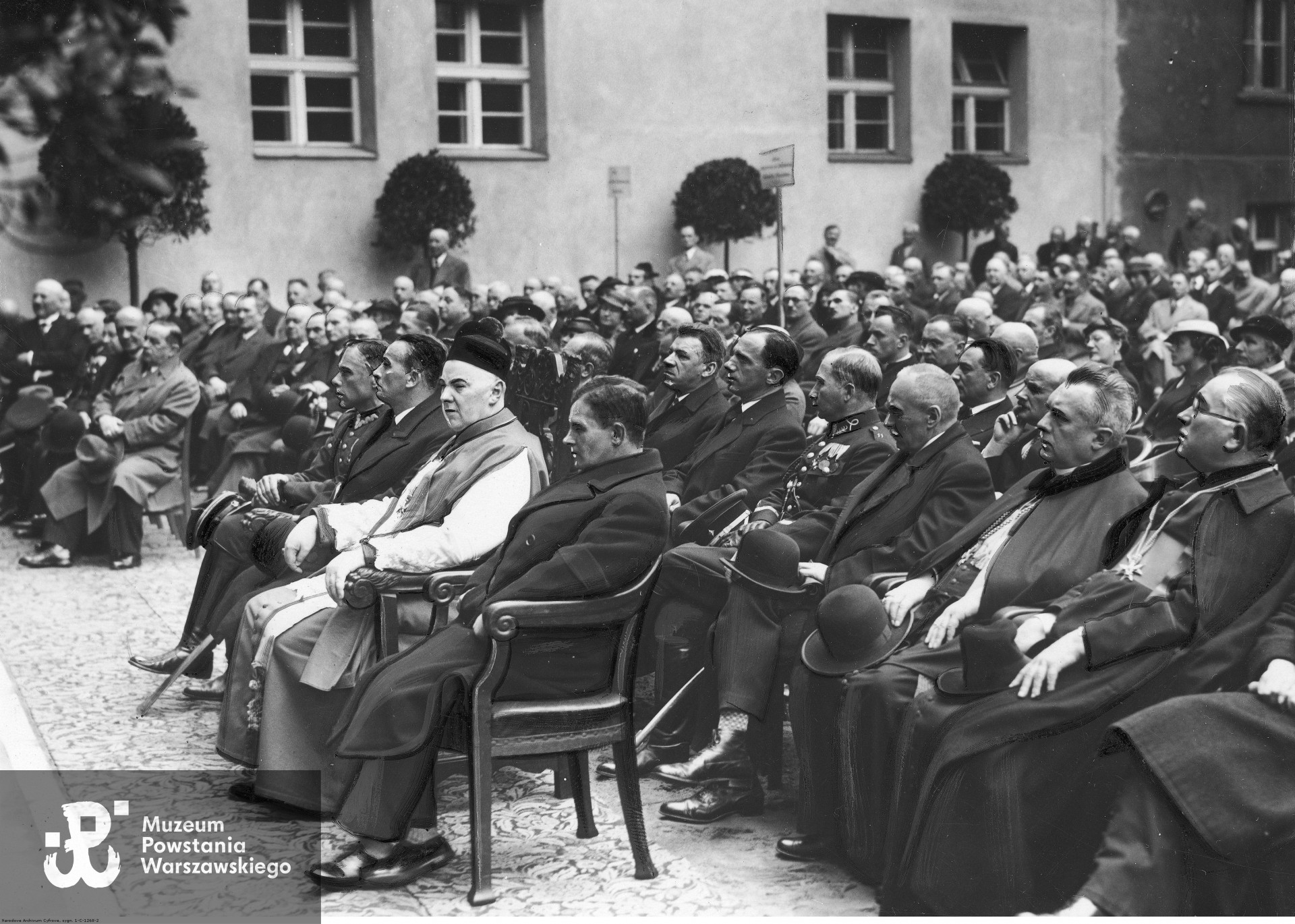 25 maja 1935 r. Uroczystość poświęcenia Miejskiego Domu Starców w Poznaniu. Siedzą w pierwszym rzędzie od prawej: prezydent Poznania Erwin Więckowski, ksiądz inf. Ruciński, wojewoda poznański Artur Maruszewski, pułkownik Teofil Kucharski. W drugim rzędzie siedzą od prawej: ksiądz kanonik Szreybrowski, ksiądz kanonik Zwolski, wicestarosta krajowy poznański Józef Głowacki, inspektor PP Jan Stanisław Sawicki, starosta grodzki poznański Marian Podhorodeński, naczelnik Wydziału Przemysłu i Handlu w Urzędzie Wojewódzkim w Poznaniu Franciszek Hempowicz.Fot. ze zbiorów Narodowego Archiwum Cyfrowego - Koncern Ilustrowany Kurier Codzienny - Archiwum Ilustracji, www.audiovis.nac.gov.pl