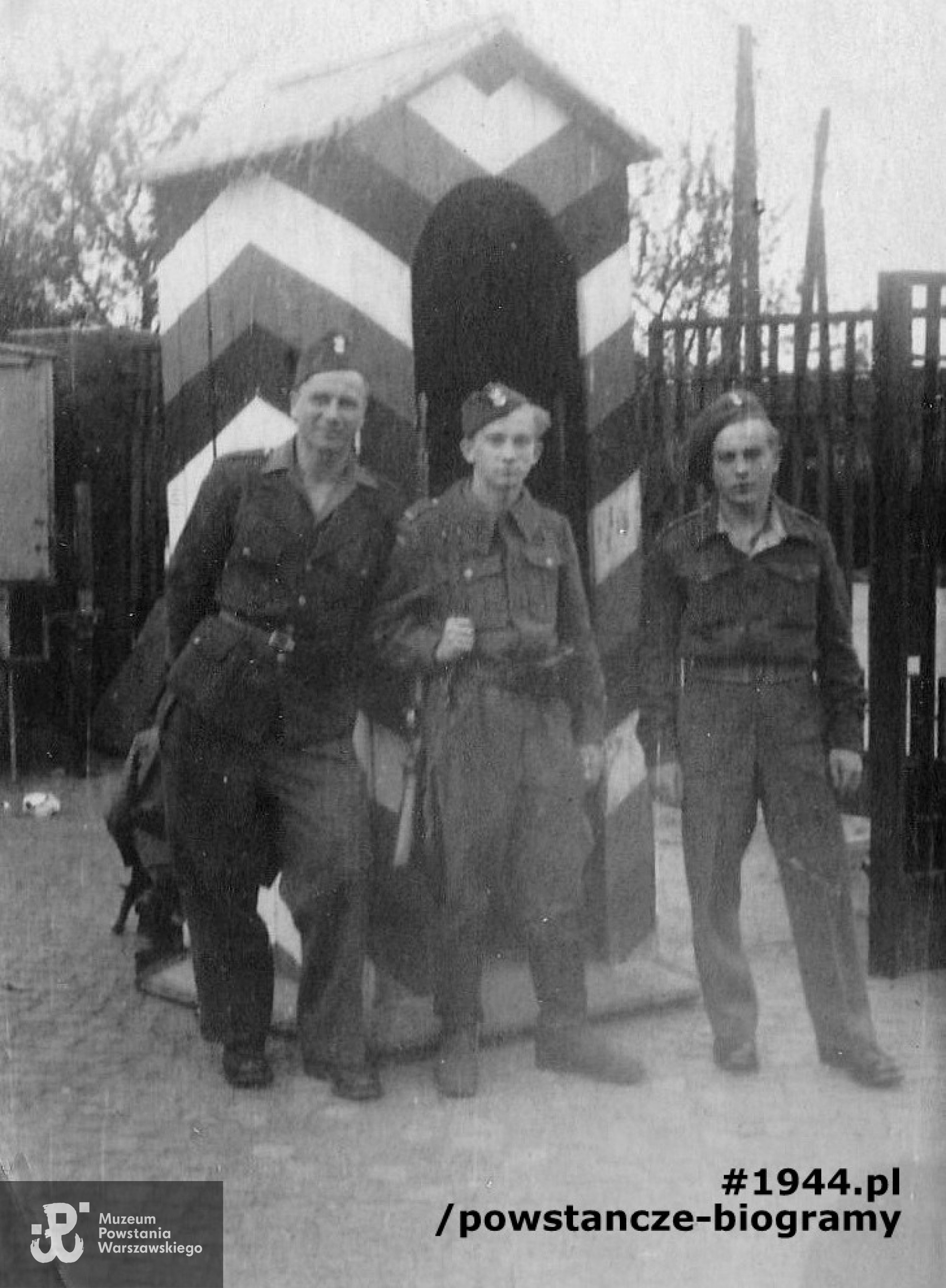 Aleksander Tarnopolski na zdjęciu  w środku, pomiędzy kolegami. Wg opisu jeden z nich to Wolski (?). Brak bliższych danych. Fot. archiwum rodzinne, udostępnił wnuk, p. Konrad Tarnopolski