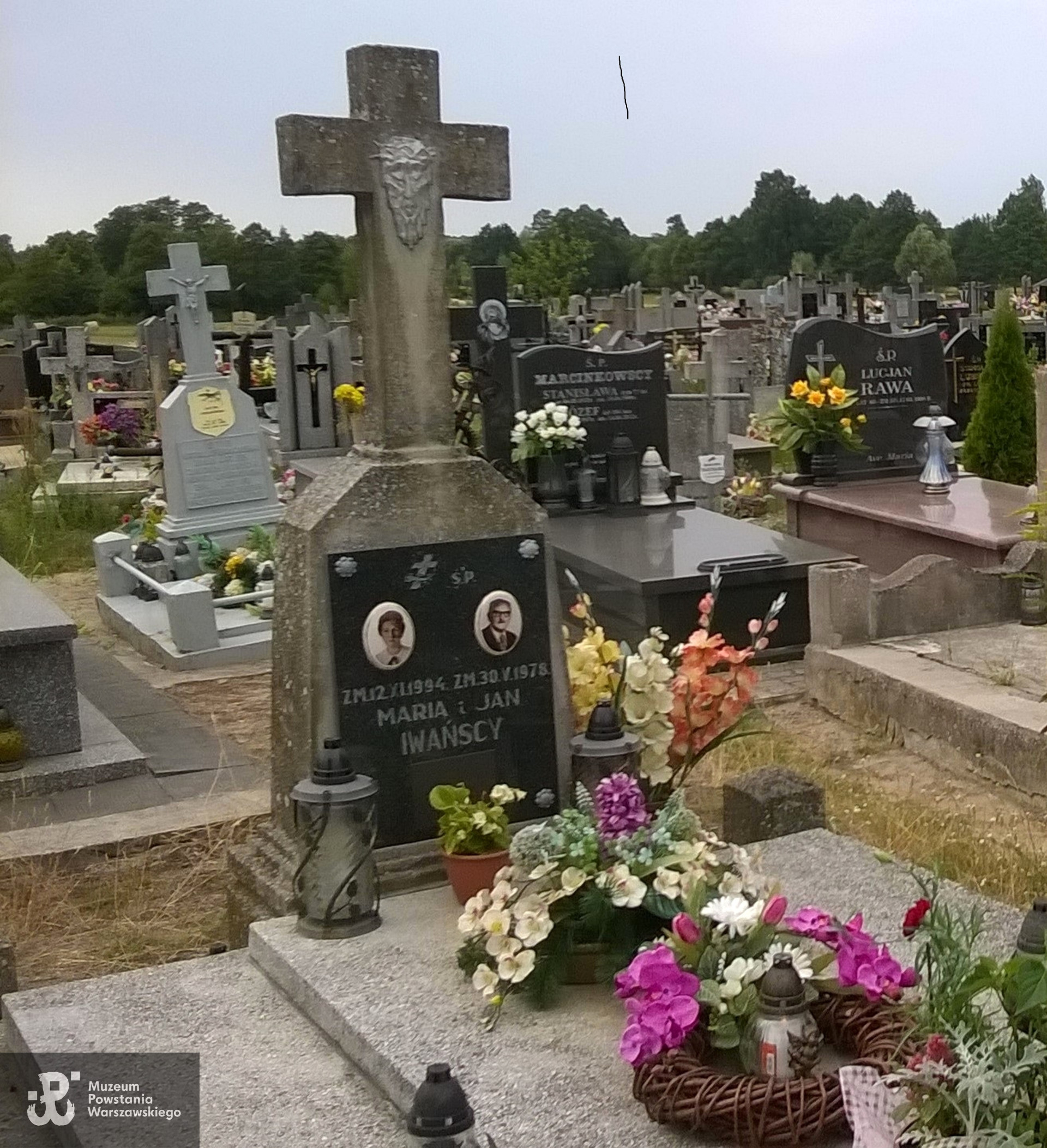 Mogiła na  cmentarzu parafialnym w Glinojecku