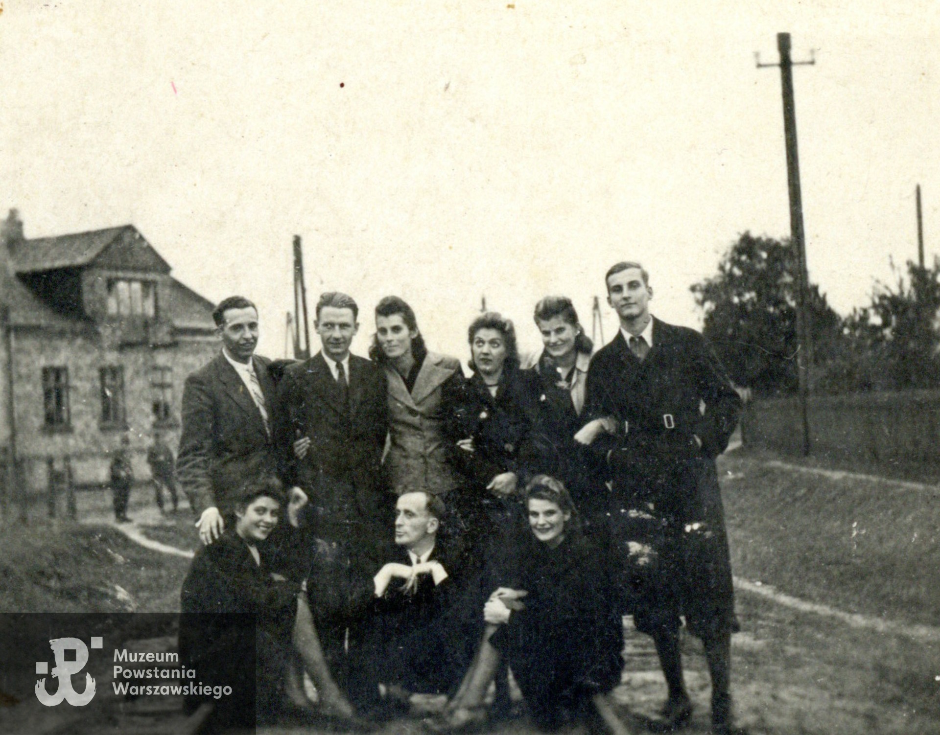 Jan Grzegorz Białecki ps. Krótki - na zdjęciu pierwszy z  prawej strony, 1942 rok. Fot. ze zbiorów rodzinnych, udostępnili p. Jan Białecki i p. Elżbieta Frontczak z domu Białecka. Skany wykonano w Muzeum Powstania Warszawskiego