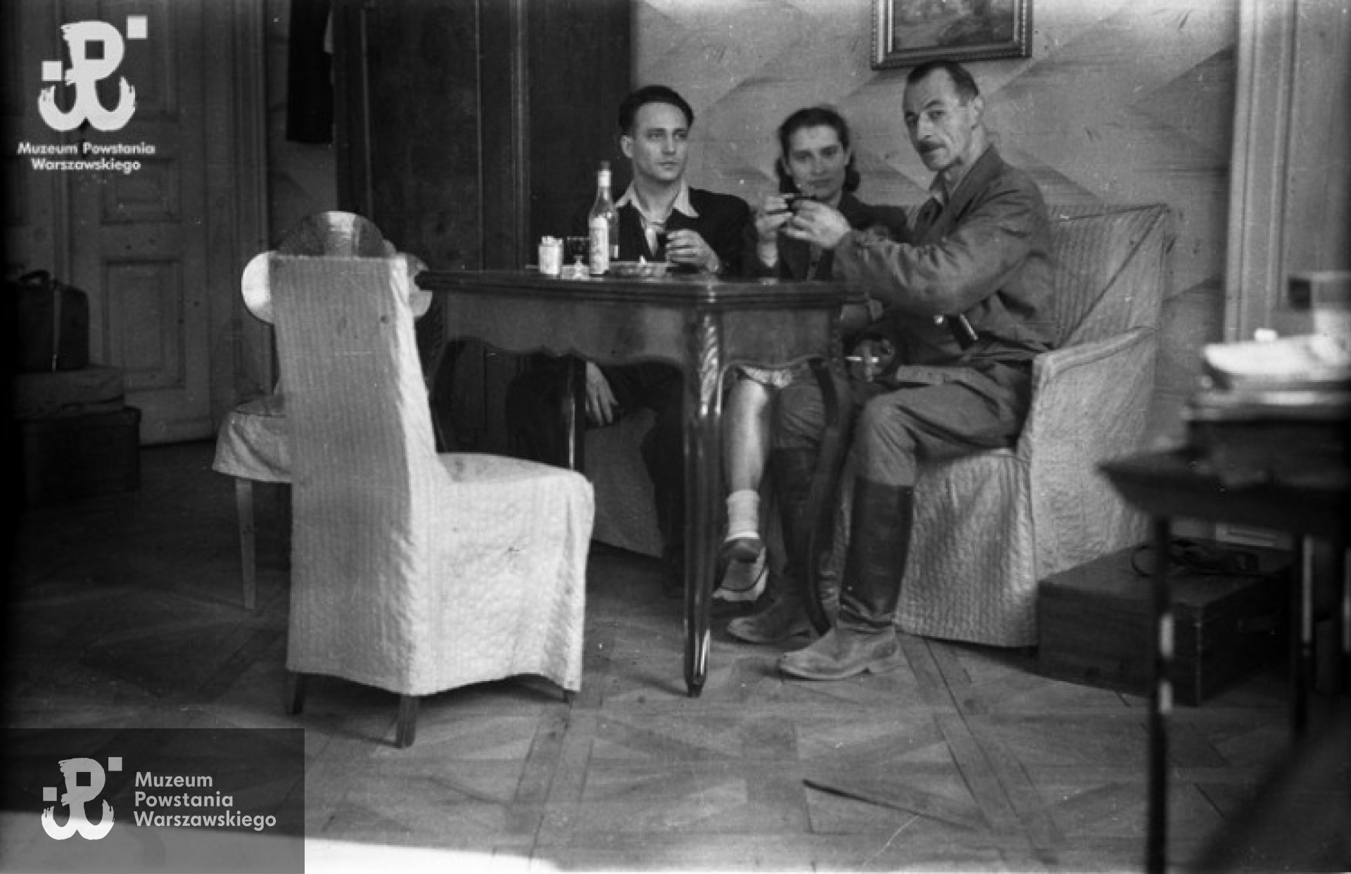 Fotografia z Powstania Warszawskiego. Sierpień 1944. Na zdjęciu od lewej: dr Felicjan Loth, jego żona Zofia z Guttakowskich Lothowa, Wacław Loth. Zdjęcie wykonane w mieszkaniu rodziców Zofii pp. Guttakowskich, przy ul. Piusa XI 16 B, Śródmieście Południowe. Ze zbiorów Fototeki MPW, sygn. MPW-IN/4640