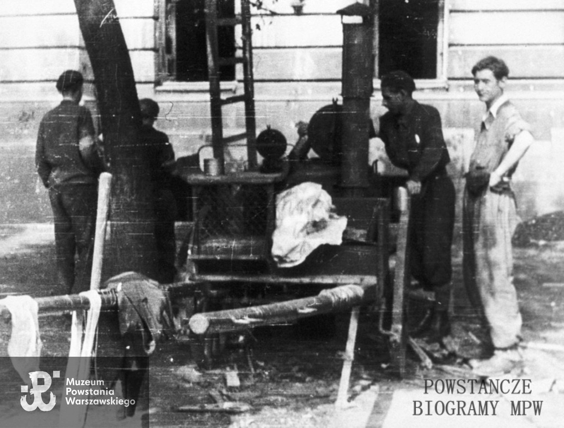 Fotografia  z okresu Powstania Warszawskiego autorstwa Tadeusza Bonclera: Śródmieście Południowe. Kuchnia Batalionu "Golski" na podwórzu gmachu Architektury ul. Lwowska 12. Ze zbiorów Muzeum Powstania Warszawskiego, sygn. MPW-IH/5289