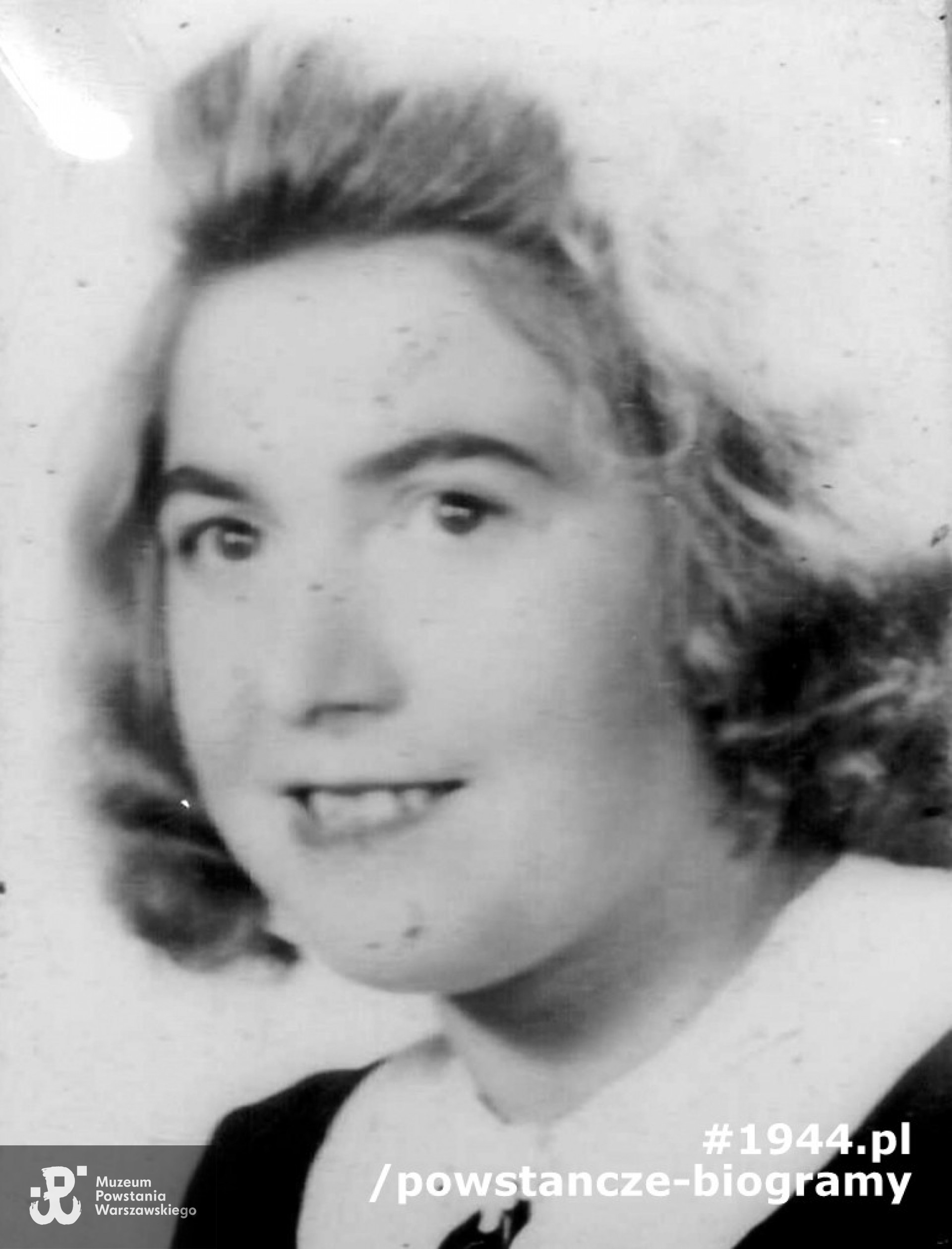 Sanitariuszka Wiktoria Marczak (1918-1996). Fotografia z ausweisu z okresu okupacji, dokument w zbiorach Muzeum Powstania Warszawskiego, sygn. P/7891