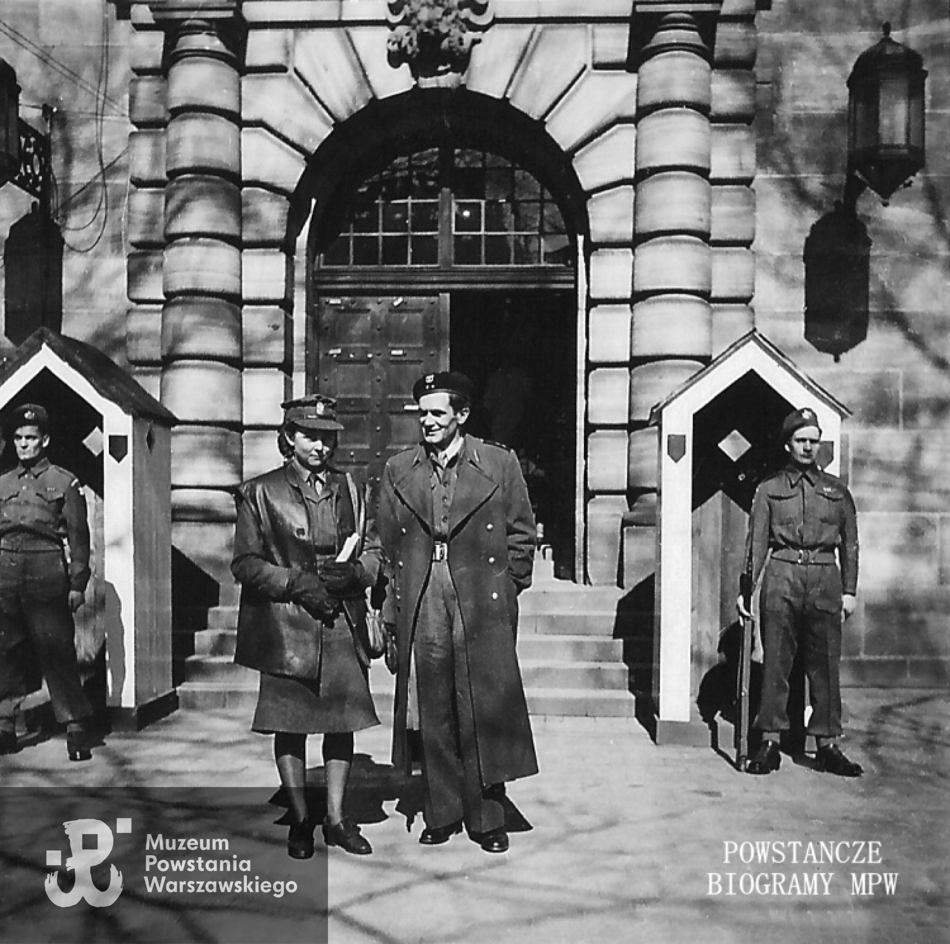 Danuta Szydelska i por. Adam Bobula w służbie w 1. Dywizji Pancernej gen. Maczka. Norymberga, 1946 rok. Fot. z archiwum rodzinnego  Zbigniewa Szydelskiego.
