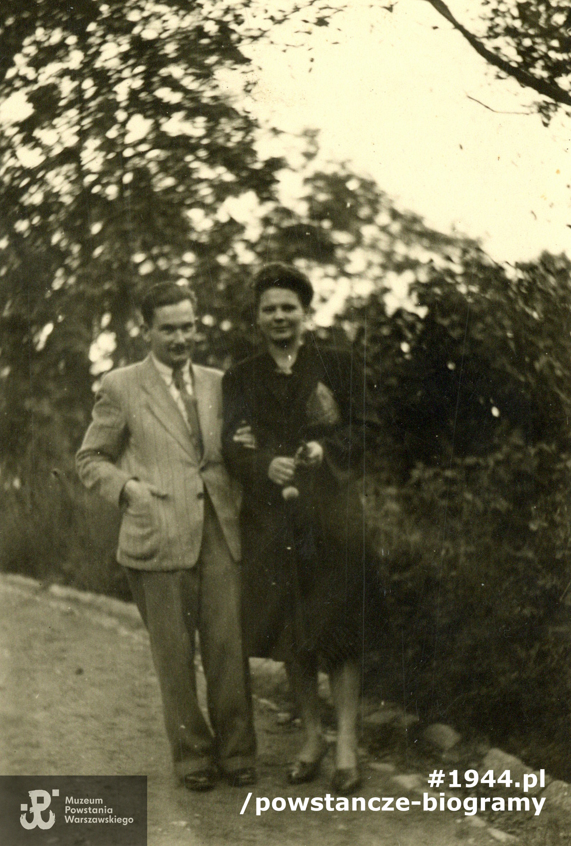 Halina z Jerzym. Fotografia wykonana przed Powstaniem, w Warszawie w 1944 roku.  Fot. ze zbiorów Muzeum Powstania Warszawskiego, dar p. Barbary Ajnenkiel
