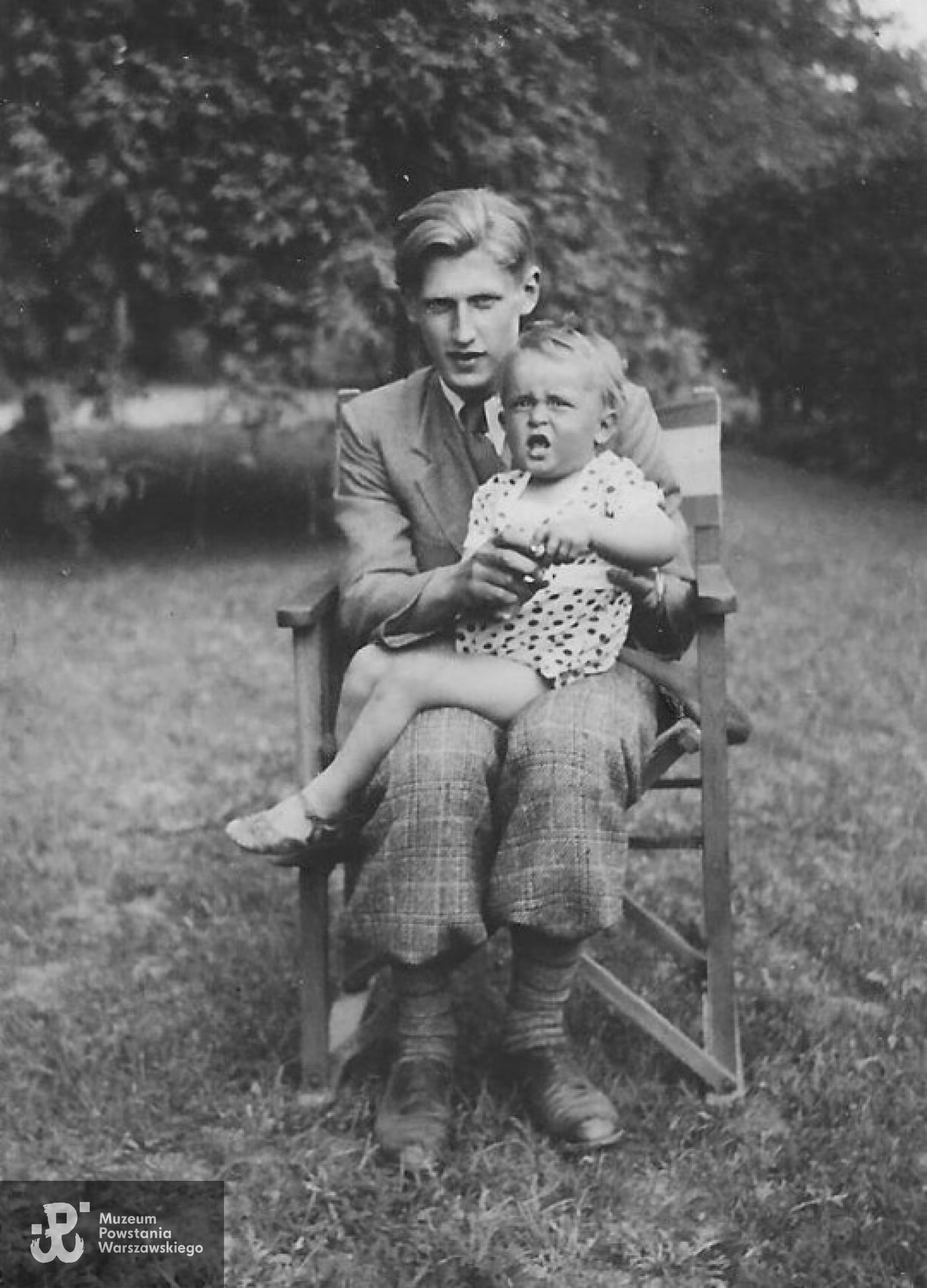 Andrzej  Romocki u wuja Leszka Romockiego (1897-1973) trzymający na kolanach kuzyna Juliana Romockiego (1938-2001). Pokrzywno 1940 r. Fot. z archiwum Jana Leopolda, udostępnione za pośrednictwem strony <i>Batalion "Zośka" [www.facebook.com/komitetbatalionzoska]</i>