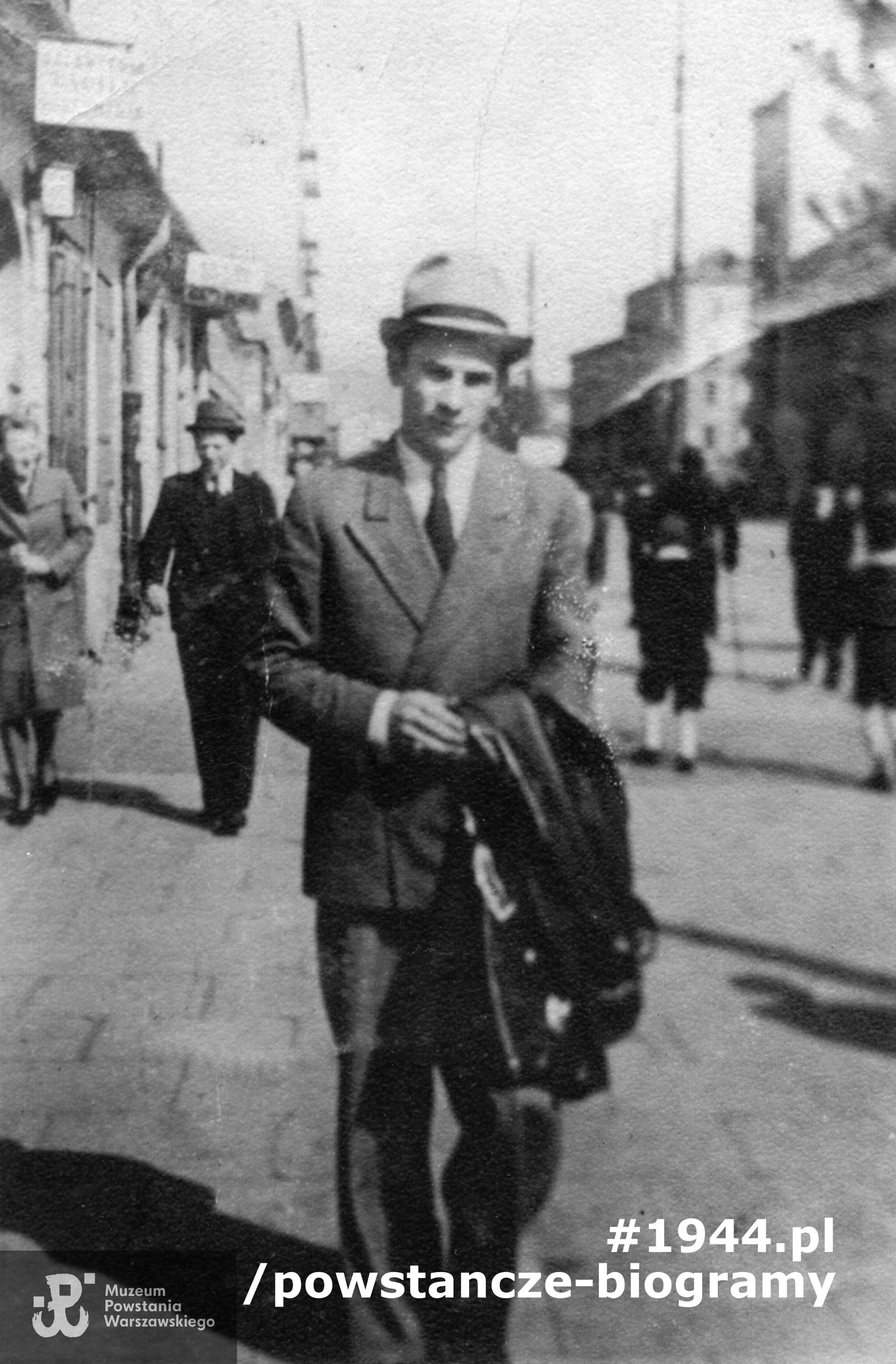 Franciszek Jelonek na ulicy Chłodnej, na wprost kina "Kometa" (1944). Fotografia ze zbiorów Muzeum Powstania Warszawskiego, sygn. P/4953/06