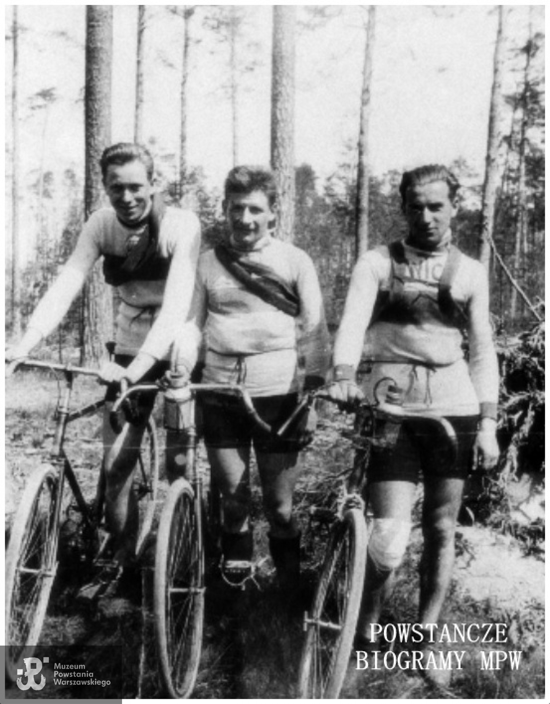 Członkowie Warszawskiego Towarzystwa Cyklistów, 1927 rok - stoją Stanisław Wasilewski, Kazimierz Kalinowski i Henryk Olszewski. Fot. ze zbiorów Warszawskiego Towarzystwa Cyklistów (WTC).