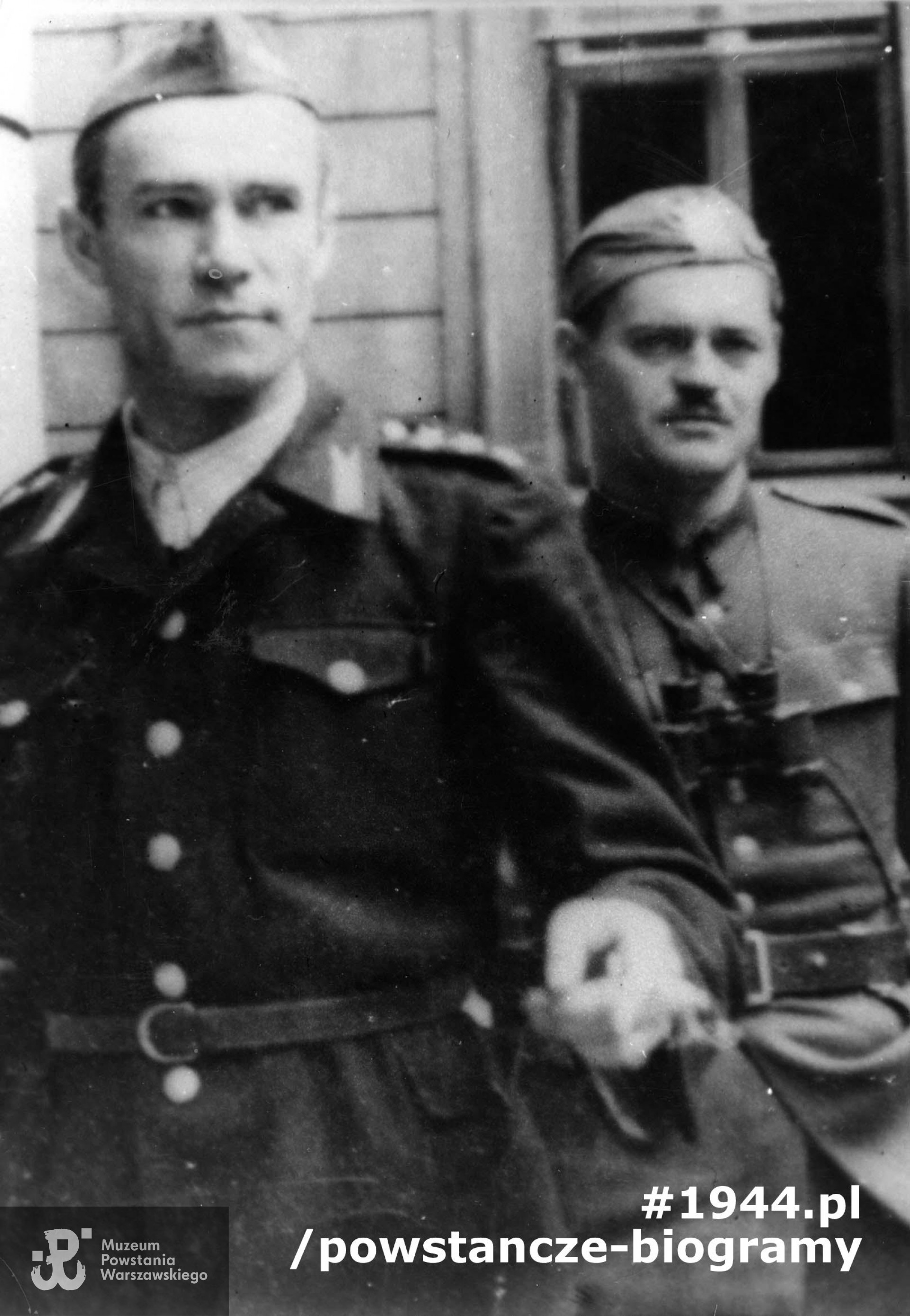 Powstanie Warszawskie. Śródmieście Północ. Powstańcy ze Zgrupowania "Harnaś"- por. Marian Krawczyk "Harnaś" (z prawej) i  rtm. Witold Szcześniewski "Witold"(z lewej, na I planie). Fot. ze zbiorów Muzeum Powstania Warszawskiego, sygn.  MPW-IP/2096