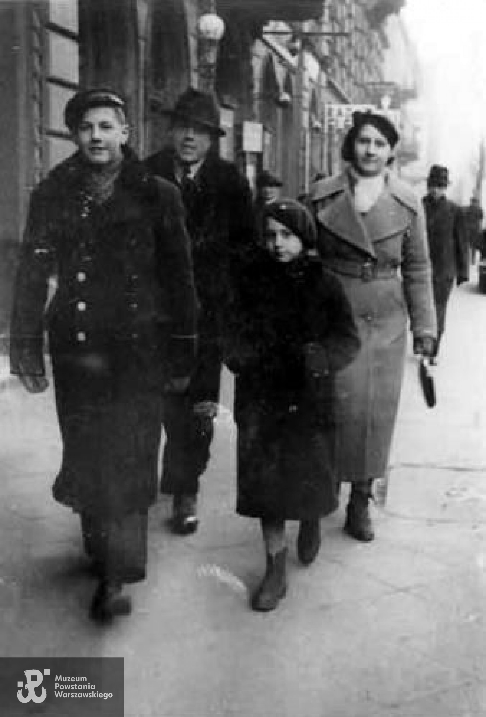 Marian Zarzycki z rodzicami i siostrą, Warszawa 1935 rok. Zdjęcie z archiwum Henryki  Zarzyckiej - Dziakowskiej.