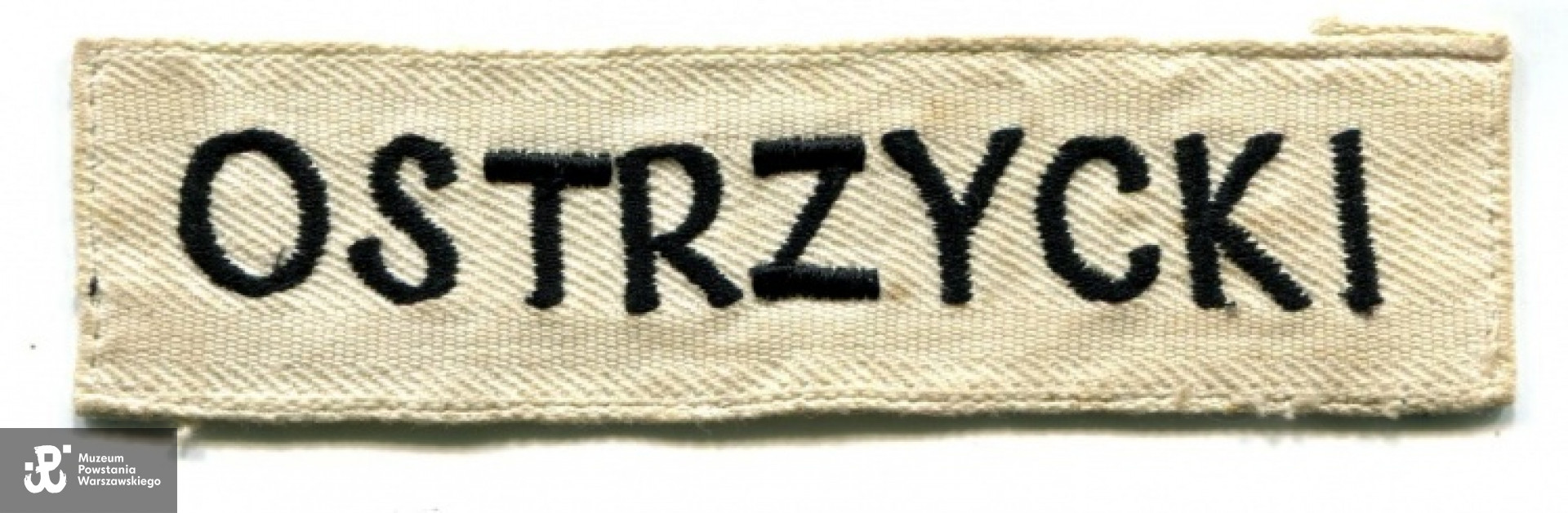 Naszywka z munduru z okresu służby w Kompanii Wartowniczej na terenie okupowanych Niemiec. Ze zbiorów rodzinnych syna, p. Jacka Ostrzyckiego.