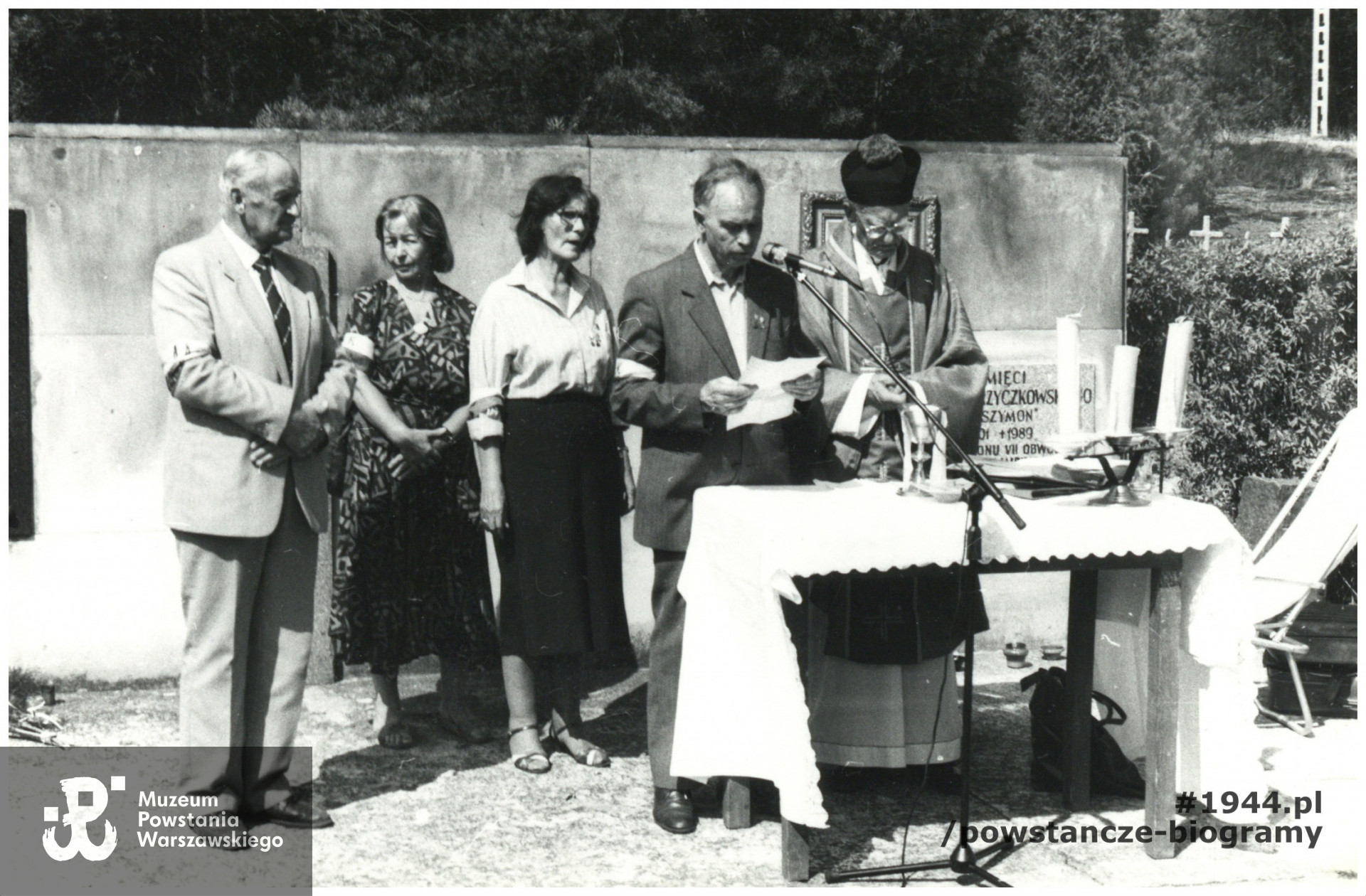 Wiersze, 23.08.1992 r.  ks. Wacław Karłowicz i "Jutrzenka" - Halina Adamska - Ciężkiewicz. Fot. ze zbiorów Muzeum Powstania Warszawskiego, sygn. P/5813