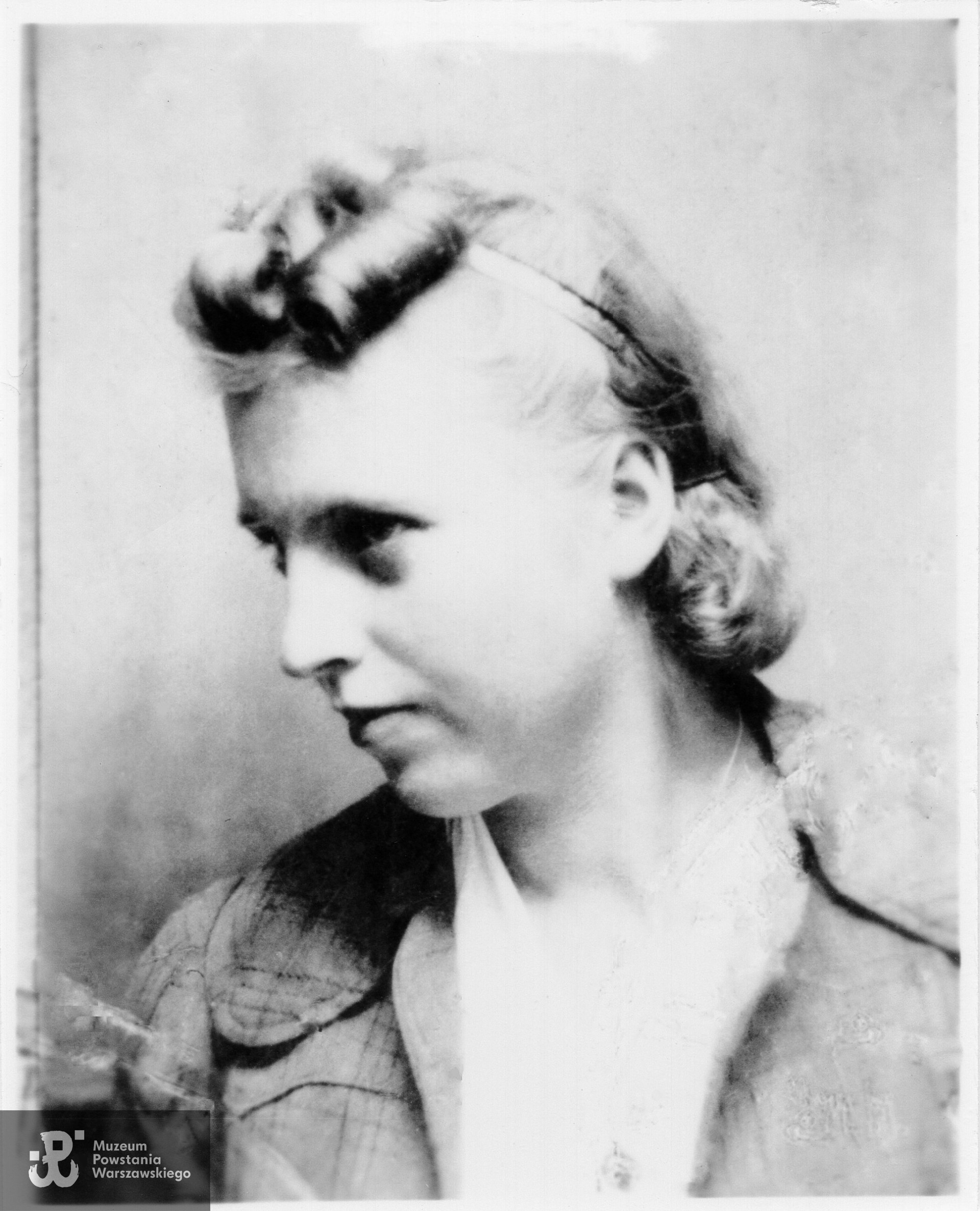 Danuta Dąbrowska-Sokołowska „Danusia”, „Danka” (1923-2023). Fot. ze zbiorów Muzeum Powstania Warszawskiego - Teczki personalne uczestników Powstania Warszawskiego: Dąbrowska Danuta