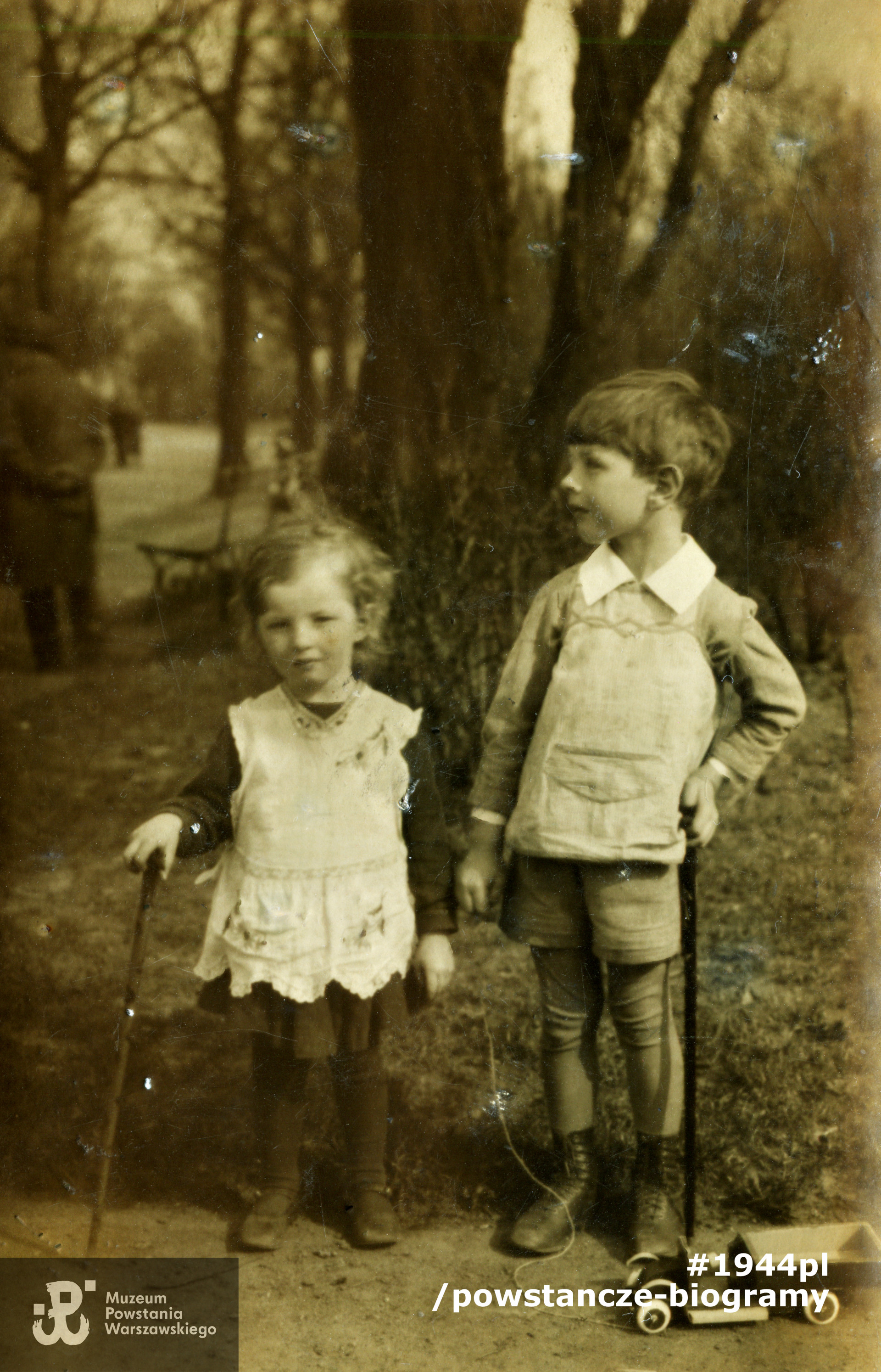 Rodzeństwo Irena i Ryszard Glass. Lata 30-te XX w. Fot. ze spuścizny po  Pani Irenie Glass,  udostępniła  p. Monika Pakuła. Skany wykonano w Muzeum Powstania Warszawskiego w październiku 2021 r.