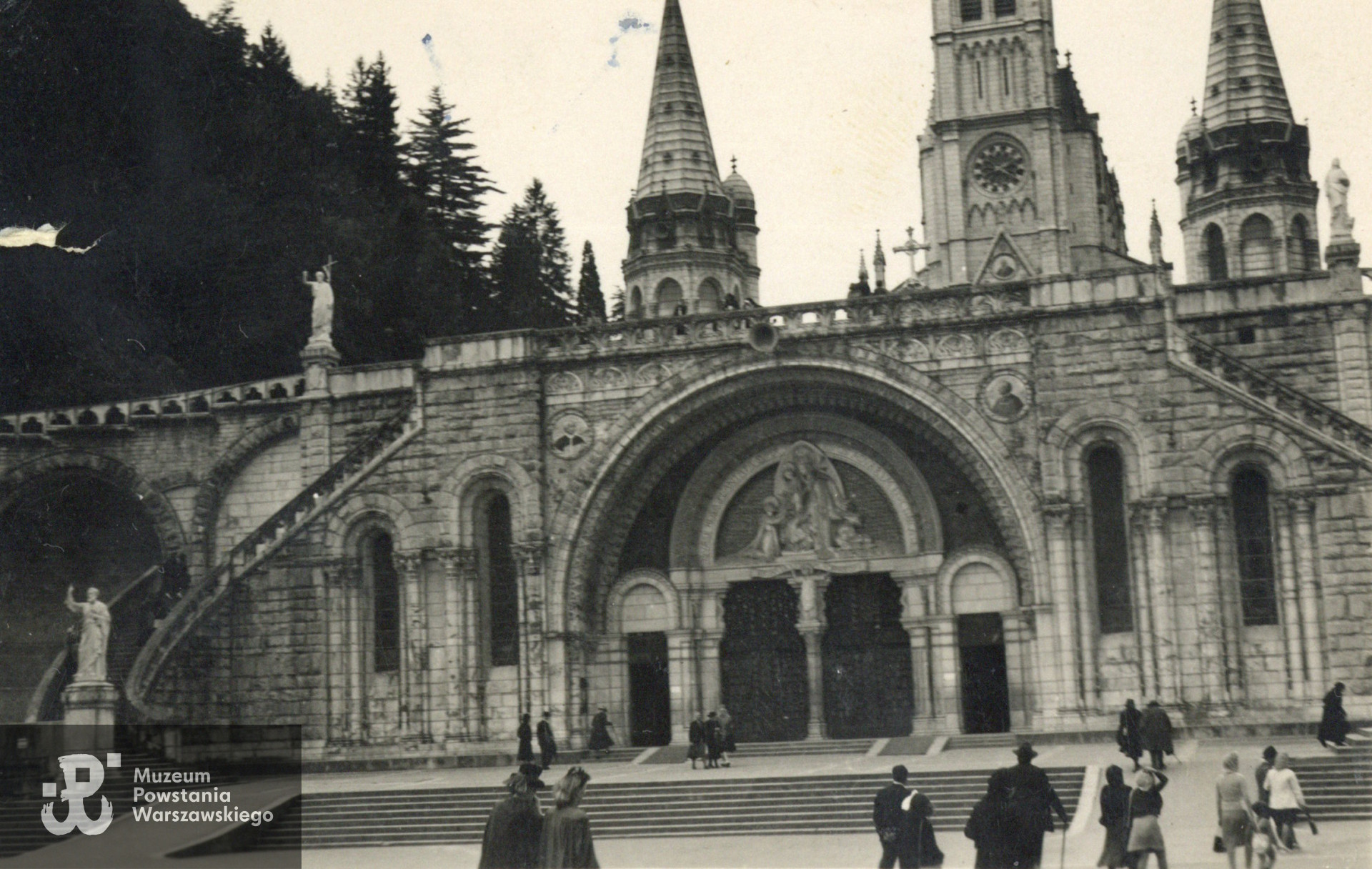 Sanktuarium maryjne w Lourdes, na południowym zachodzie Francji, 1946. Udostępnił p. Paweł Poławski, bratanek Marii Poławskiej-Śliwińskiej, skany wykonano w Archiwum Muzeum Powstania Warszawskiego  (2023).