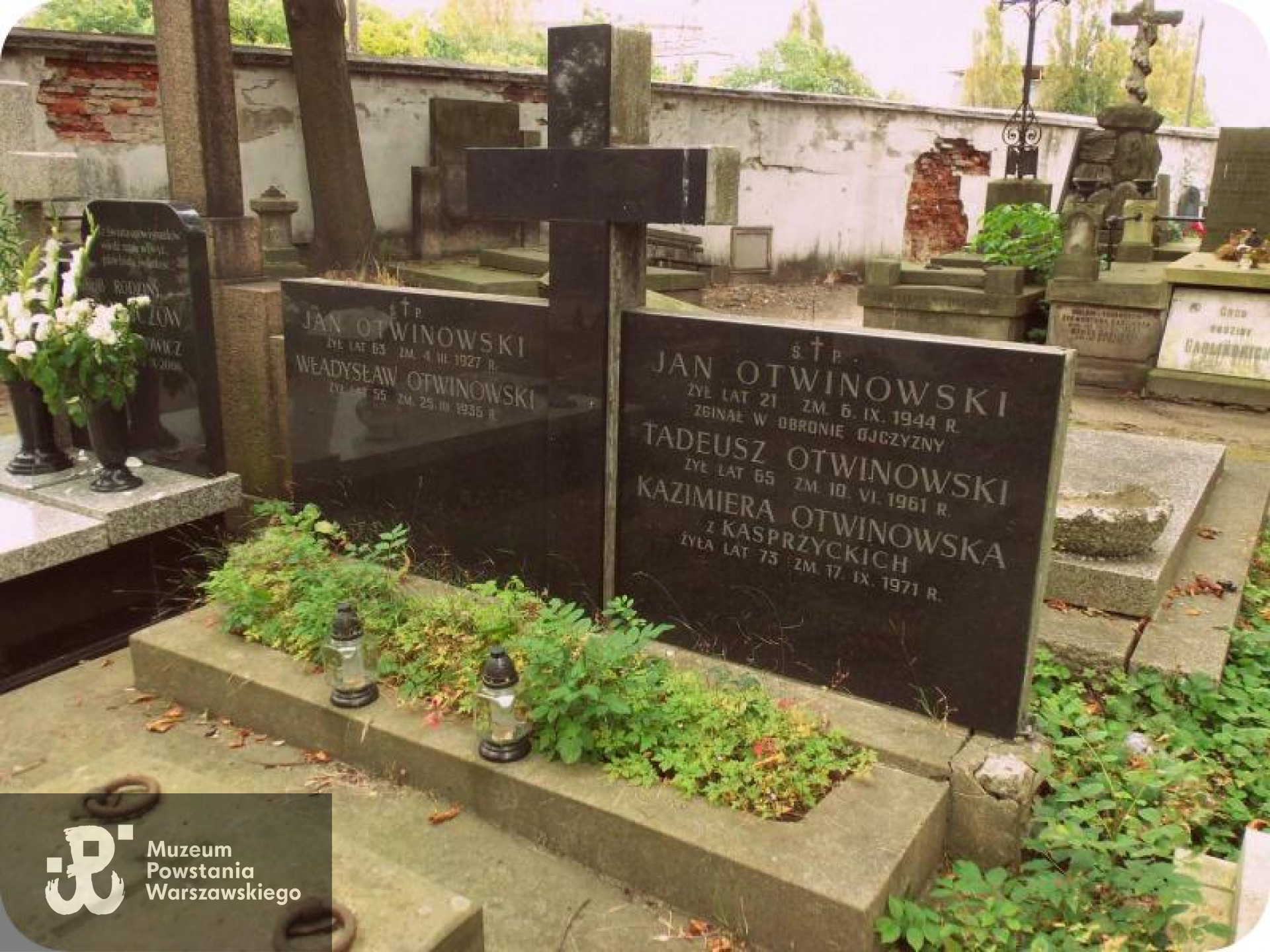 Cmentarz Powązkowski w Warszawie (Stare Powązki).  Treść inskrypcji nagrobnej: <i> śp. Jan Otwinowski, żył lat 21, zm. 6 IX 1944, zginął w obronie Ojczyzny</i>. Fot. Warszawskie Zabytkowe Pomniki Nagrobne - <i>cmentarze.um.warszawa.pl</i>