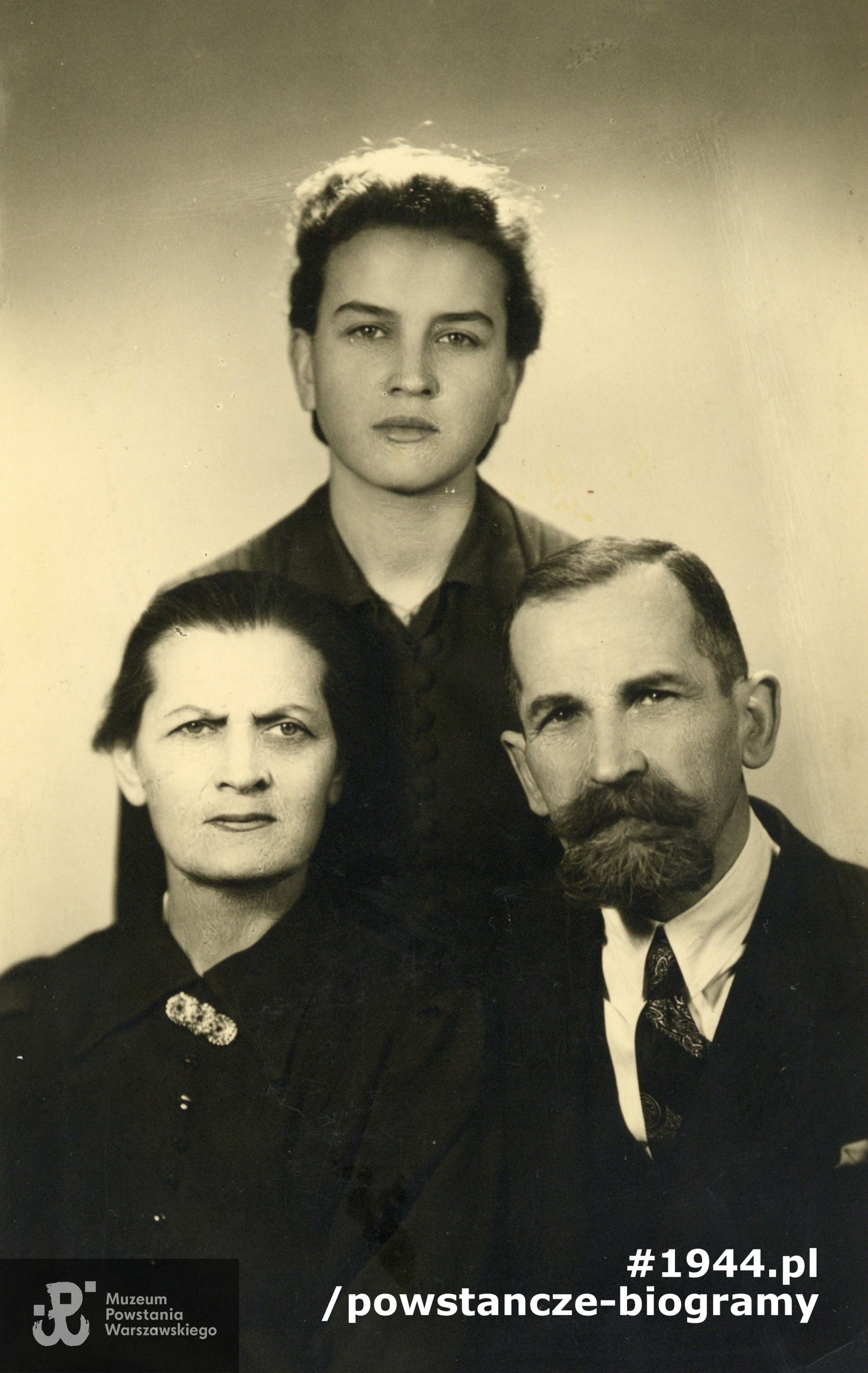 Fotografia wykonana w roku 1943 - Janina z rodzicami Leokadią i Zygmuntem Mesterhazy. Fot. z archiwum rodzinnego córki, p. Agaty (Ewy) Zielińskiej z d. Buśkiewicz