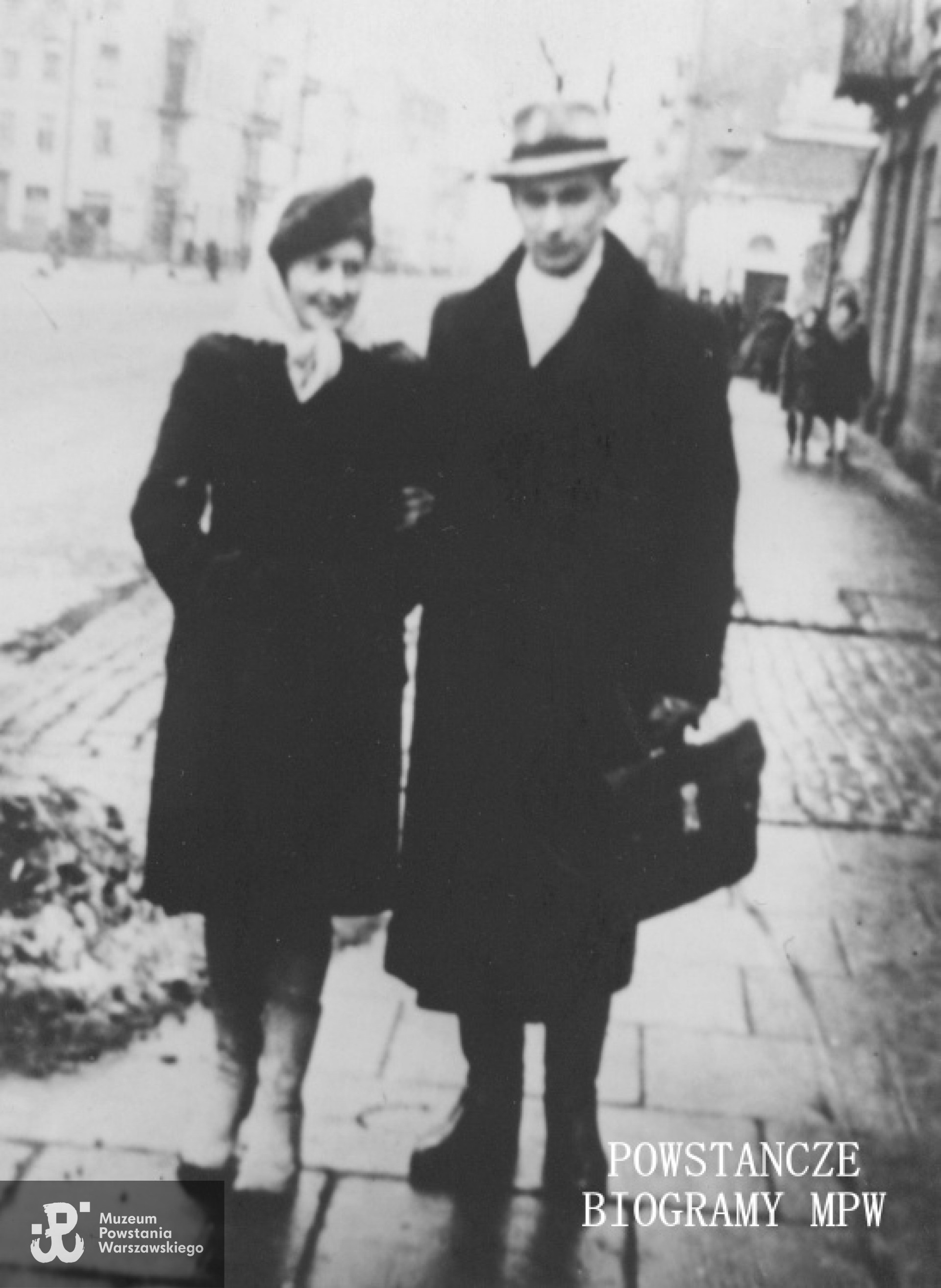 Wiesław Marian Tyczyński na zdjęciu w czasie okupacji z koleżanką Alicją Celińską (obecnie Sieradzan). Zdjęcie ze zbiorów Muzeum Powstania Warszawskiego, sygn. P/8400, dar p. Alicji Sieradzan