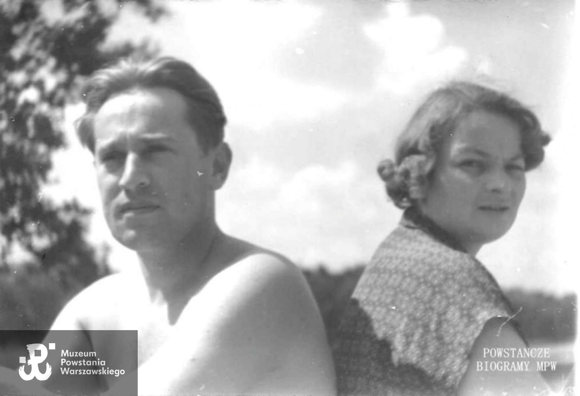 Jerzy Turski  z żoną Tomirą Turską, Zaniemyśl 1954 r. Fot. z archiwum rodzinnego Niki Turskiej, udostępnione przez Marię Pajzderską.