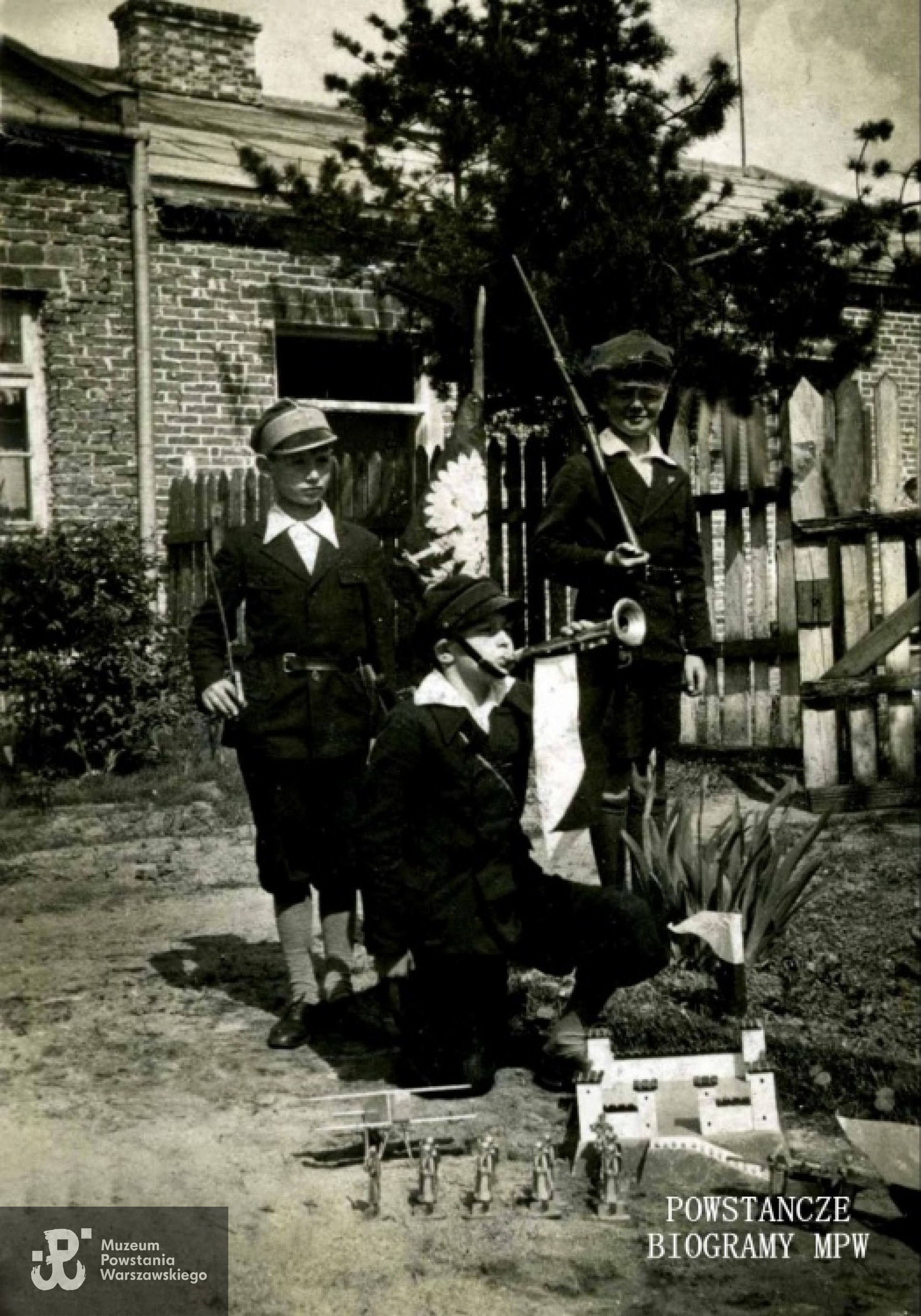 Rembertów. Zabawa w wojsko. Fot. z archiwum rodzinnego Włodzimierza Kotuniaka / archiwum 2 HBAP "Żbik"