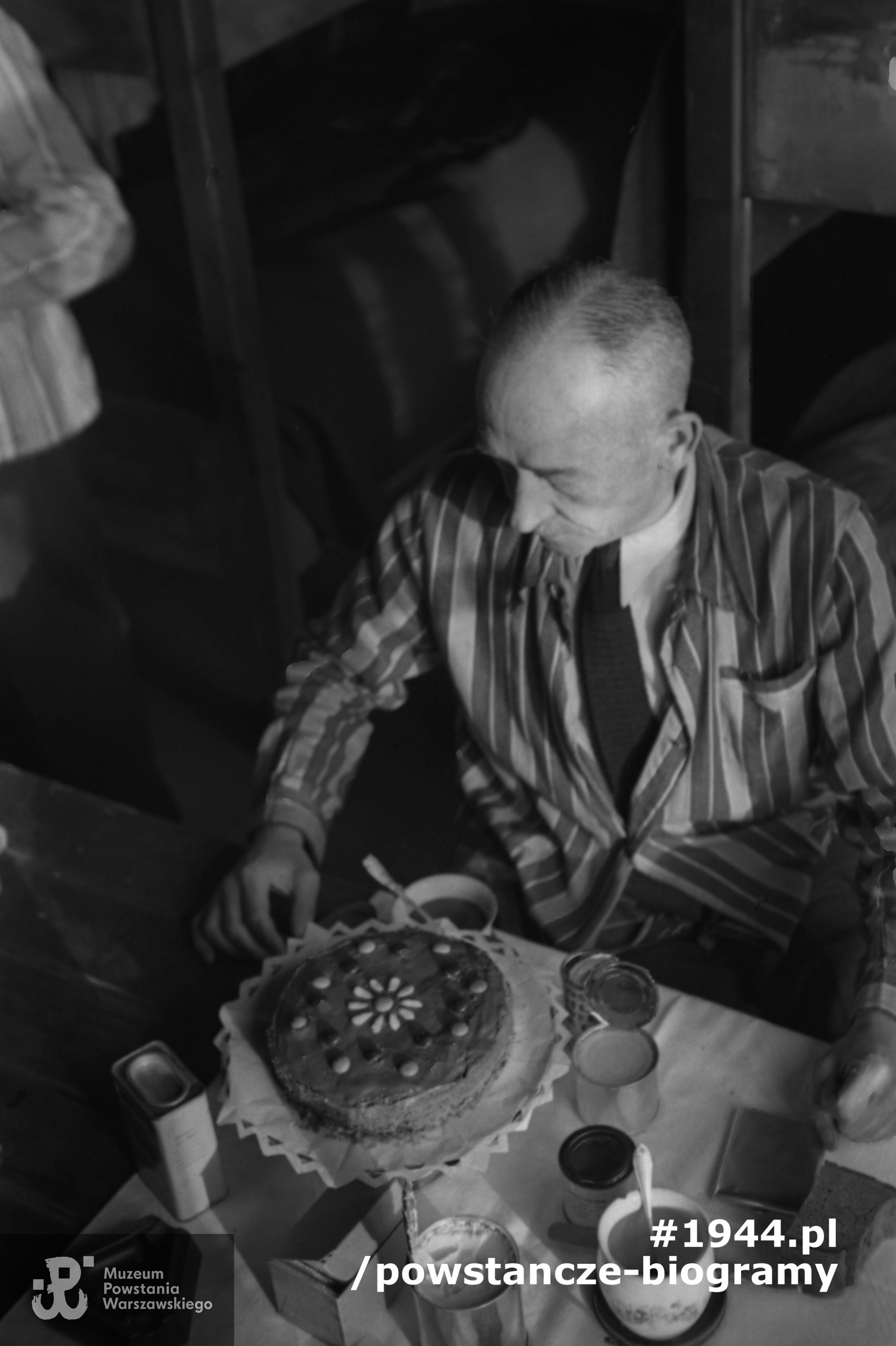 Fotografia z Polskiego Szpitala Wojskowego w saksońskim Zeithain. Płk dr Leon Strehl „Feliks” przy swoim imieninowym (?) torcie. Autorem zdjęcia jest Czesław Gerwel. Fot. ze zbiorów Muzeum Powstania Warszawskiego, sygn. MPW-IN/3883