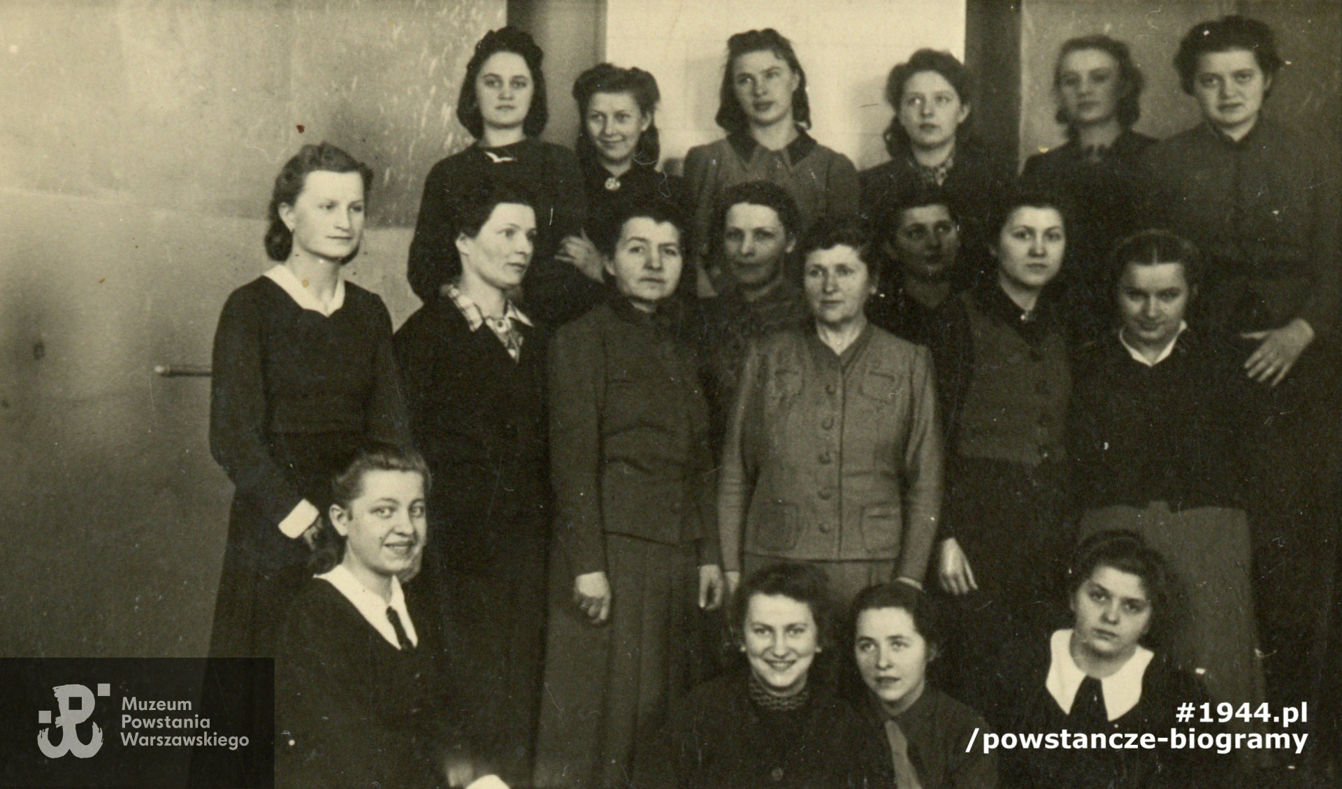  Uczennice gimnazjum imienia Narcyzy Żmichowskiej w Warszawie, w czasie okupacji działającej jako II Miejska Szkoła Rękodzielnicza. Na zdjęciu Jadwiga  stoi w środkowym rzędzie, trzecia z prawej strony. Fot. z archiwum rodzinnego p. Feliksa Krzywickiego