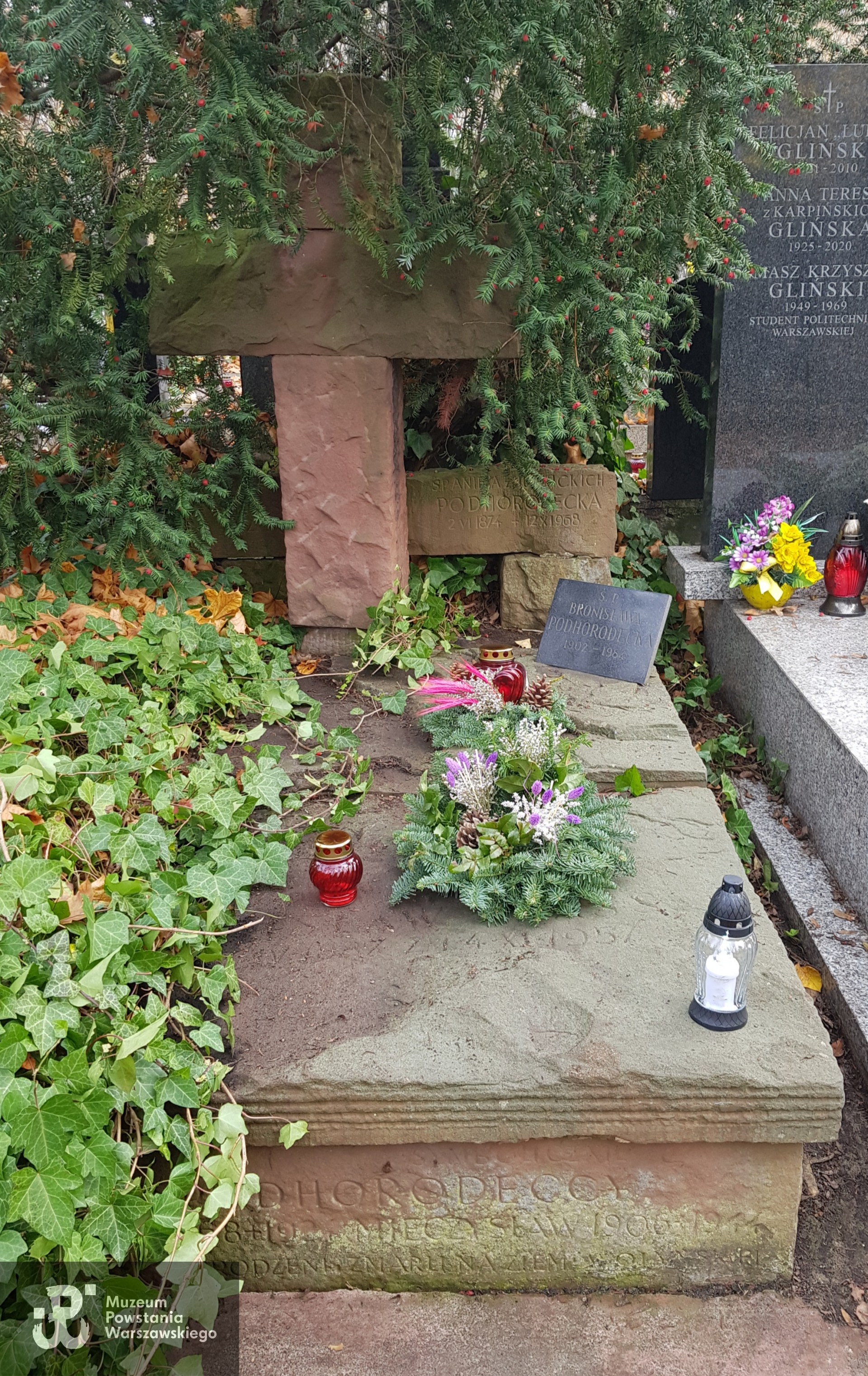 Grób Bronisławy Podhorodeckiej na warszawskich Powązkach Cywilnych. Fot. udostępniła p. Ewa Głębowicz (11/2025)