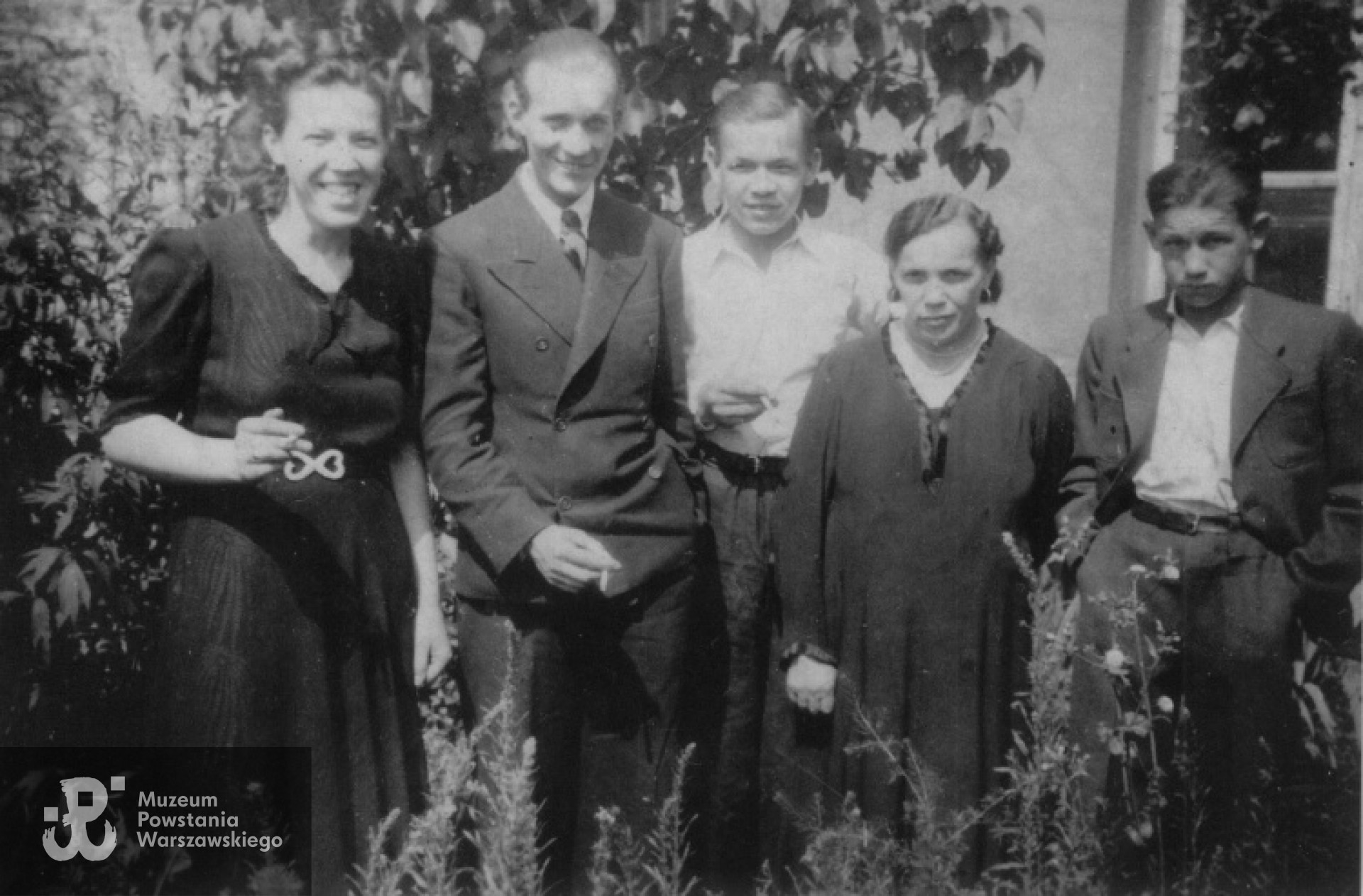 Od lewej stoją: siostra Janina, kolega Wacław (NN), brat Władysław, matka - Zofia Krukow, Mieczysław Krukow