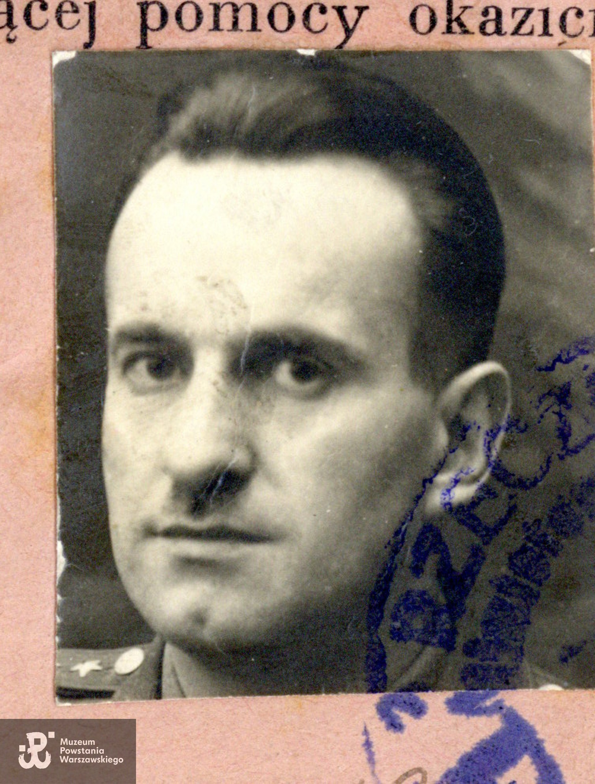 Fotografia z 1945 roku pochodząca z zaświadczenia Państwowego Urzędu Repatriacyjnego. Ze zbiorów rodzinnych, udostępniła wnuczka Powstańca, p. Paulina Taff. Skany wykonano w Muzeum Powstania Warszawskiego, 06/2024