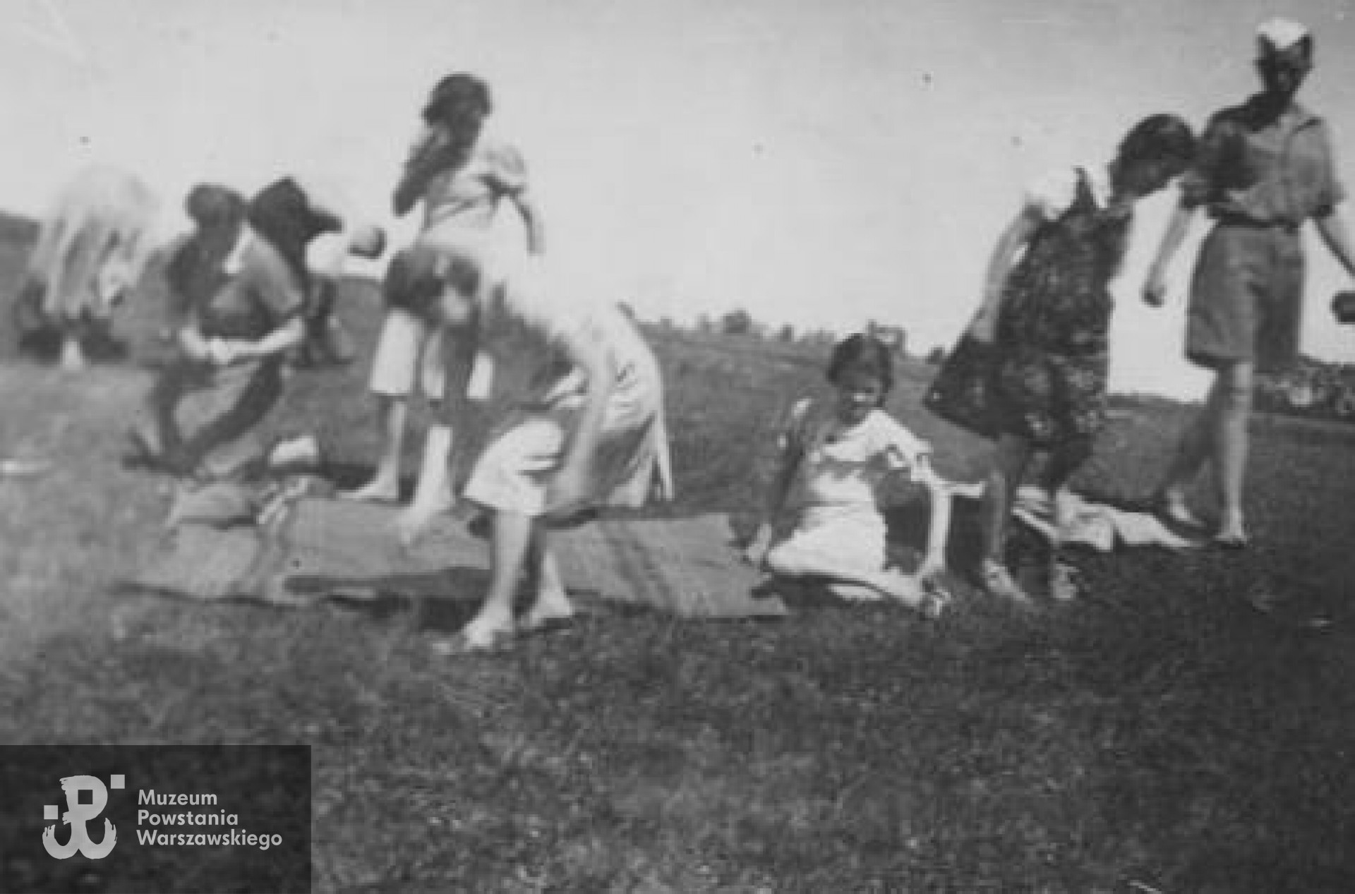 Letnie wyjazdy do Komorowa. Fot. z archiwum rodzinnego Marii Pajzderskiej.