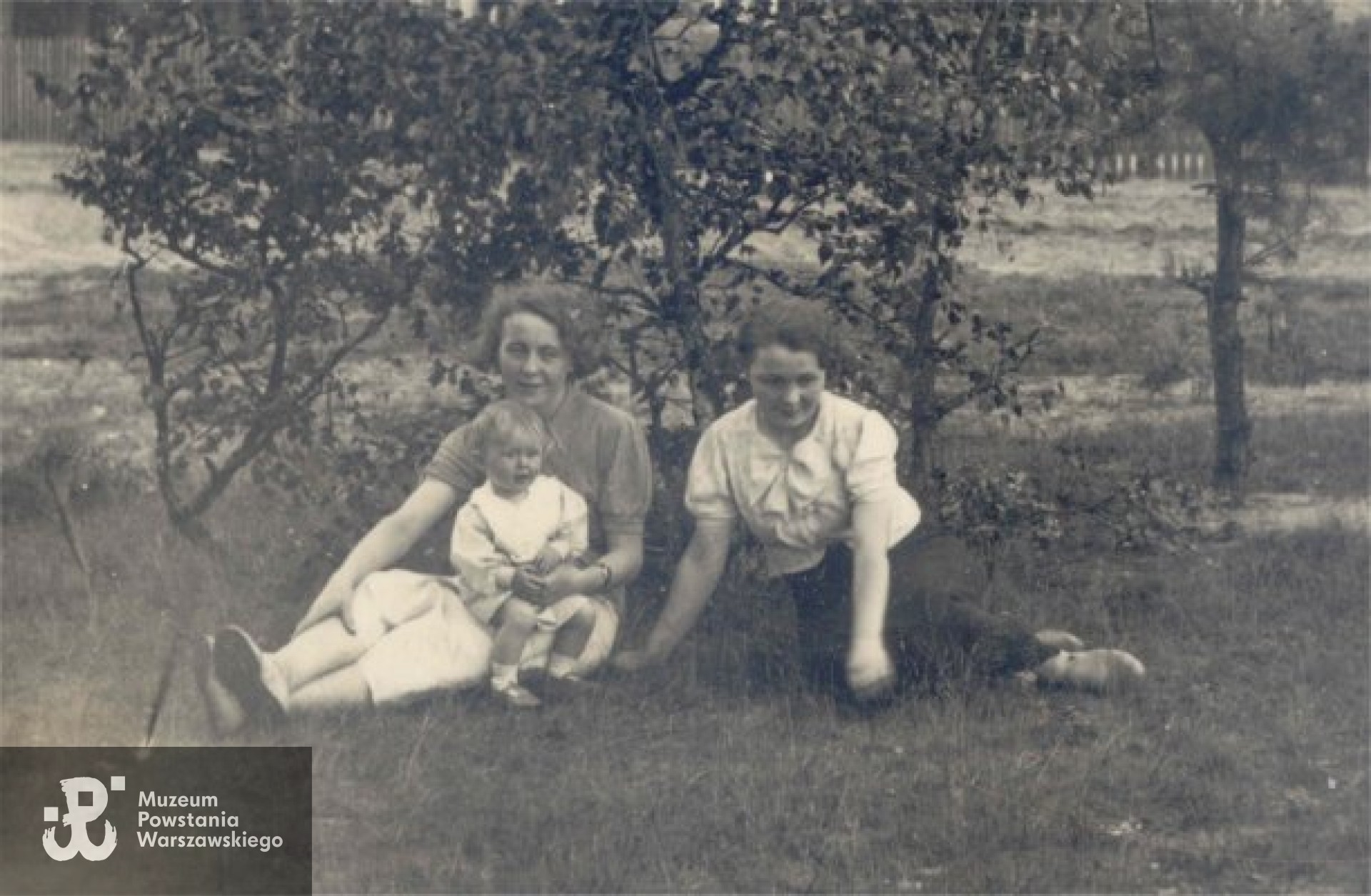 Janina Chrzanowska "Nina" - na zdjęciu po prawej, 1937 roku, obok jej bratanica z matką. Fot. ze zbiorów rodzinnych p. Barbary Rumianek z domu Chrzanowskiej
