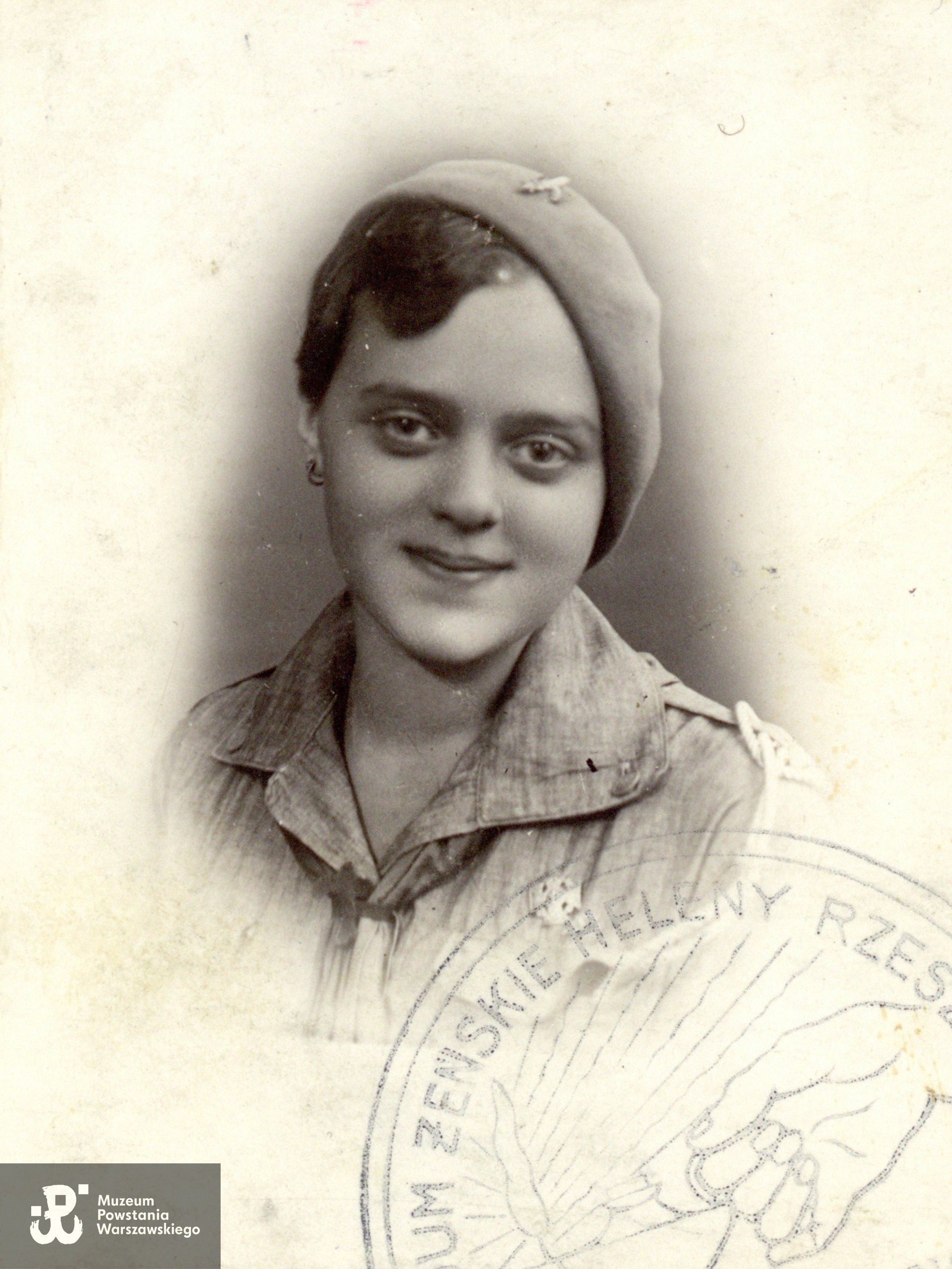 Helena Jeżewska - fotografia legitymacyjna, na zdjęciu w roku 1934.  Ze zbiorów prywatnych p. Krystiana Manukyana, skan wykonano w Muzeum Powstania Warszawskiego, 10/2025