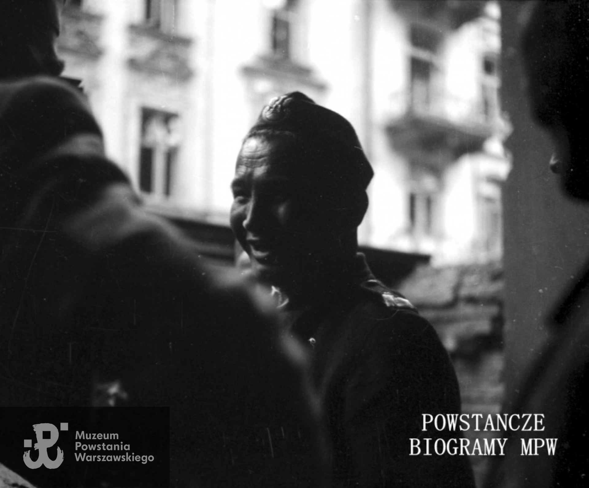 Fotografia z Powstania Warszawskiego autorstwa Jerzego Einhorna ps. "Sław". Śródmieście Południowe, ul. Poznańska 12. Generał Leopold Okulicki "Niedźwiadek" podczas inspekcji na placówce Batalionu "Zaremba-Piorun", dowodzonego przez kpt. Franciszka Malika "Pioruna". Fot. ze zbiorów Muzeum Powstania Warszawskiego, sygn. MPW-IN/9039