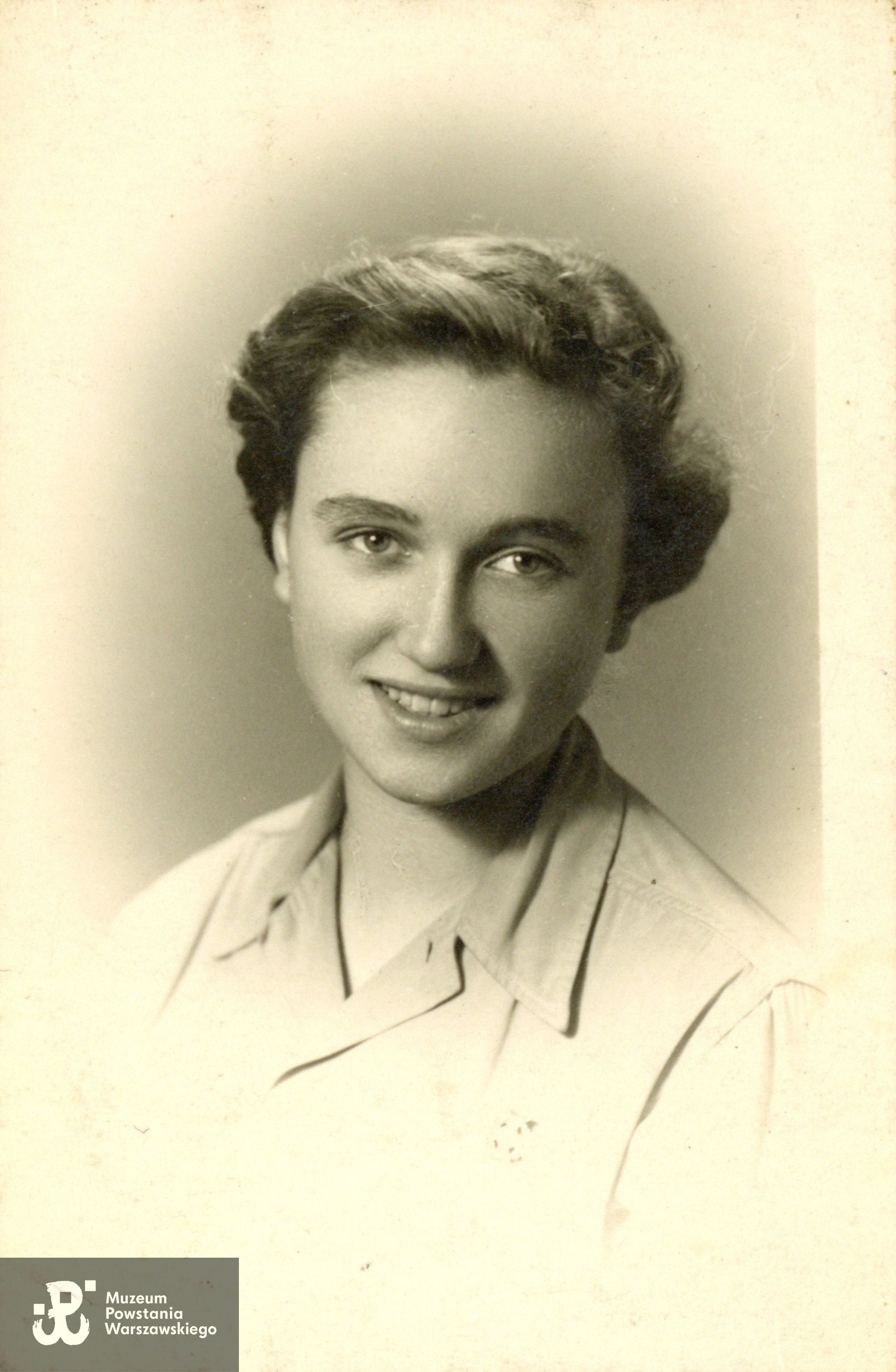 Danuta Wochnik, fotografia portretowa z  1947 roku. Z archiwum rodzinnego Danuty Wochnik-Dyjas  , udostępniła p. Anna Dyjas-Pokorska, córka. Skan wykonano w Muzeum Powstania Warszawskiego, 01/2025  
