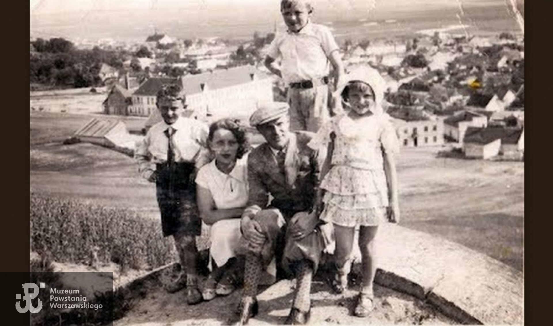 Od lewej Oskar, Czesława, Marian, Rita stoi Waldemar Królikowski. Ze zbiorów Pawła Królikowskiego / Archiwum 2. HBAP "Żbik"