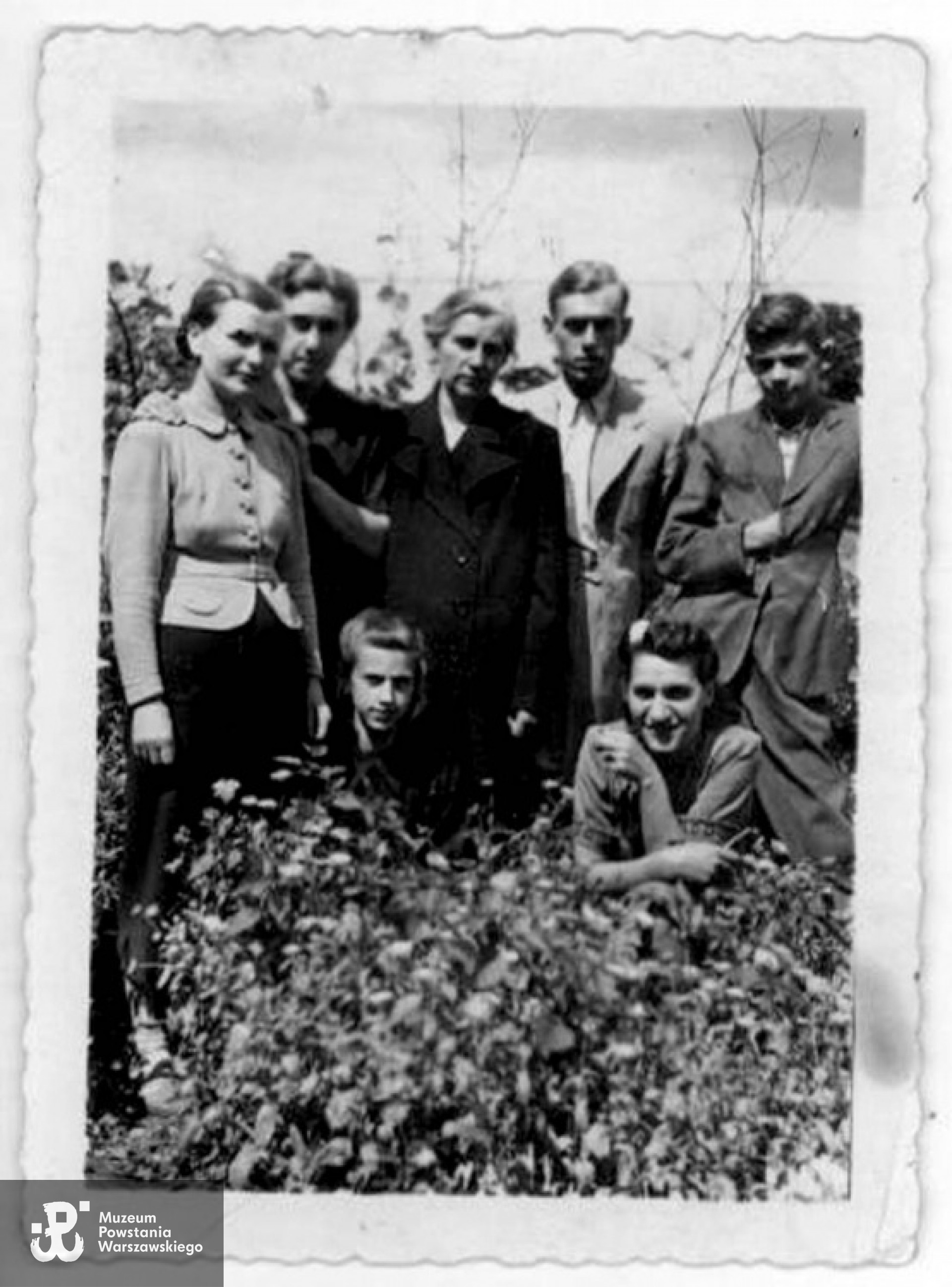 Rodzina Życzyńskich - Zwoleń rok 1939-1940. Stoją od lewej Franciszka Stępień kuzynka, Janina Życzyńska 1927-2001 mgr farmacji, pracowała w Szczecinie, siostra Tadeusza, Maria Życzyńska matka Tadeusza, Tadeusz Życzyński, Włodzimierz Michalski - prawnik ze Starachowic, siedzą od lewej Stanisława Życzyńska zamężna Plewicka, najmłodsza siostra Tadeusza. Siedzi z kwiatkiem we włosach Genowefa Urszula Życzyńska później Lewicka, mieszkała i pracowała w Stargardzie Szczecińskim.