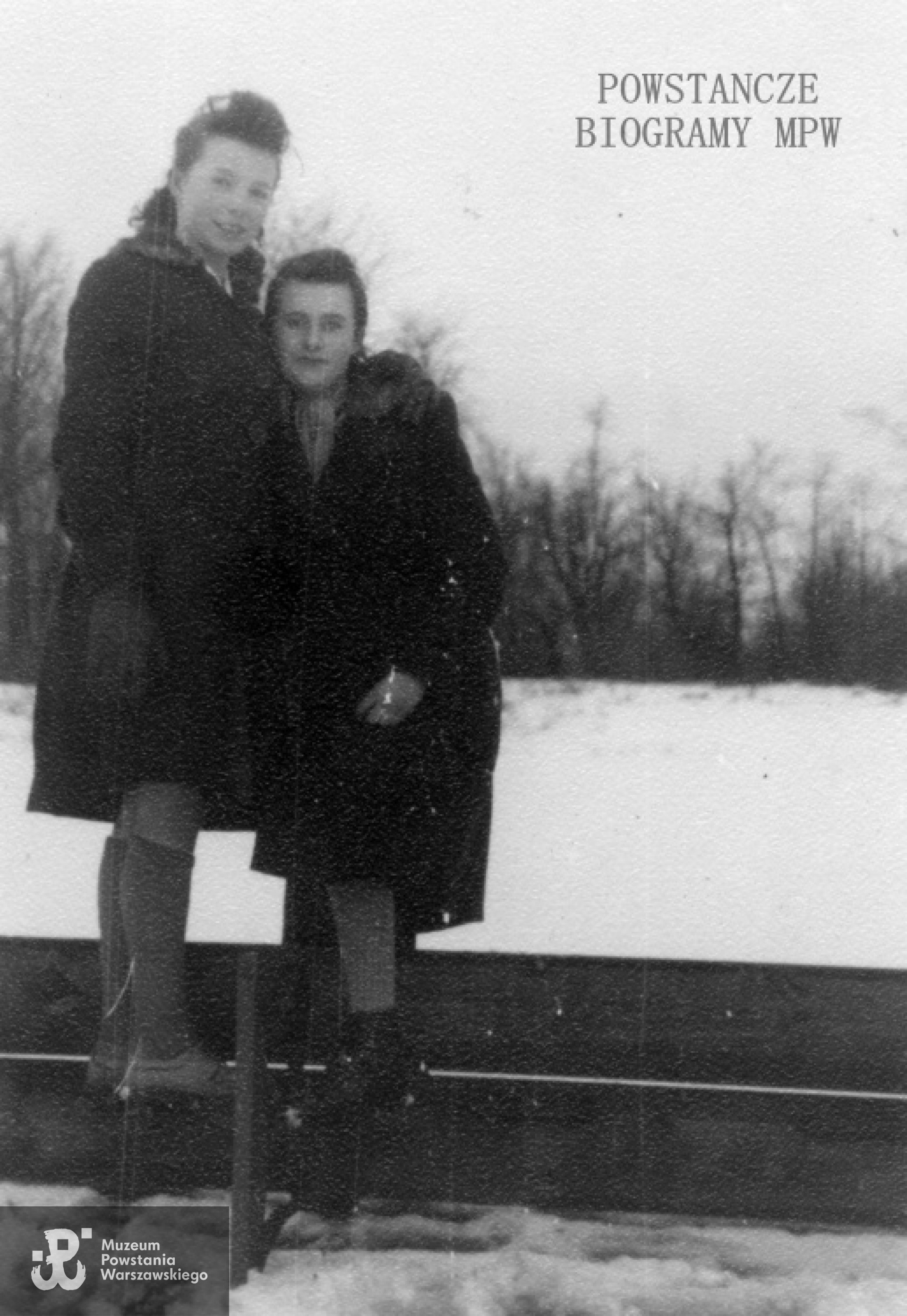 Fotografia z okresu okupacji niemieckiej - Anna Złoch (obecnie Mizikowska) ps. "Grażka" i Zofia Zaremba-Zaborska "Dyzio" (po prawej). Ze zbiorów Muzeum Powstania Warszawskiego, sygn. MPW-IS/729