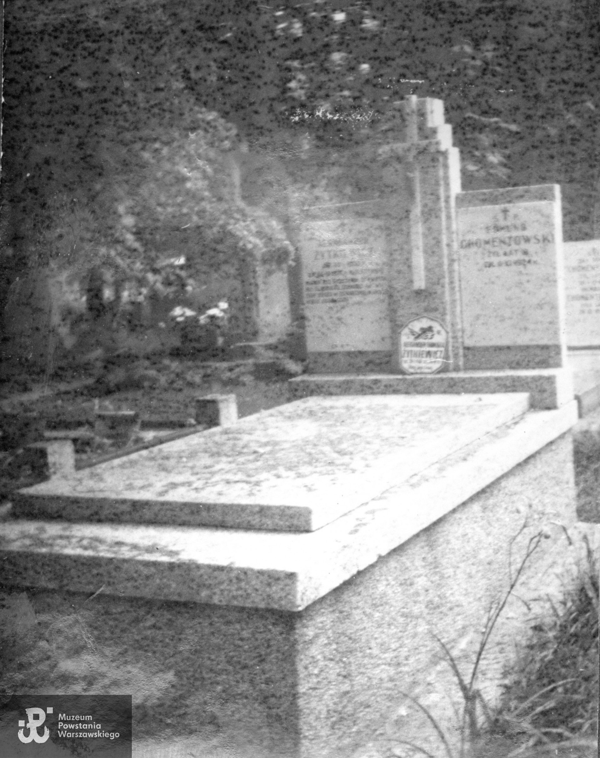 Grób rodzinny na cmentarzu parafialnym w Pruszkowie