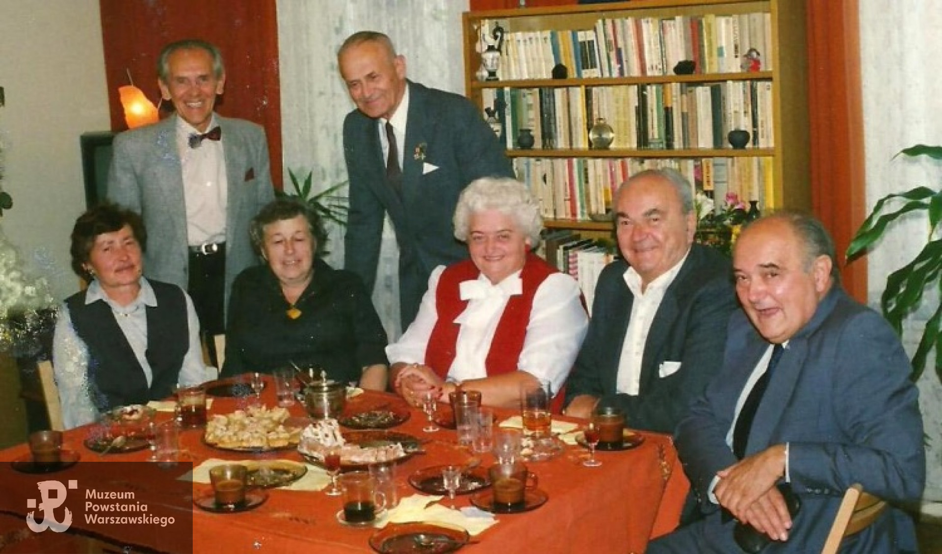 1993.08.30  - spotkanie "Lelewelczyków", od lewej Jadwiga Ogiejm-Oheim - żona Janusza, Danuta Skiba - żona Zdzisława, Lucyna Wawrzyńska - żona Antoniego, obok niej Antoni i Zdzisław. Stojący pierwszy po lewej to Andrzej Szczęsny Borodzicz, a obok niego Janusz.