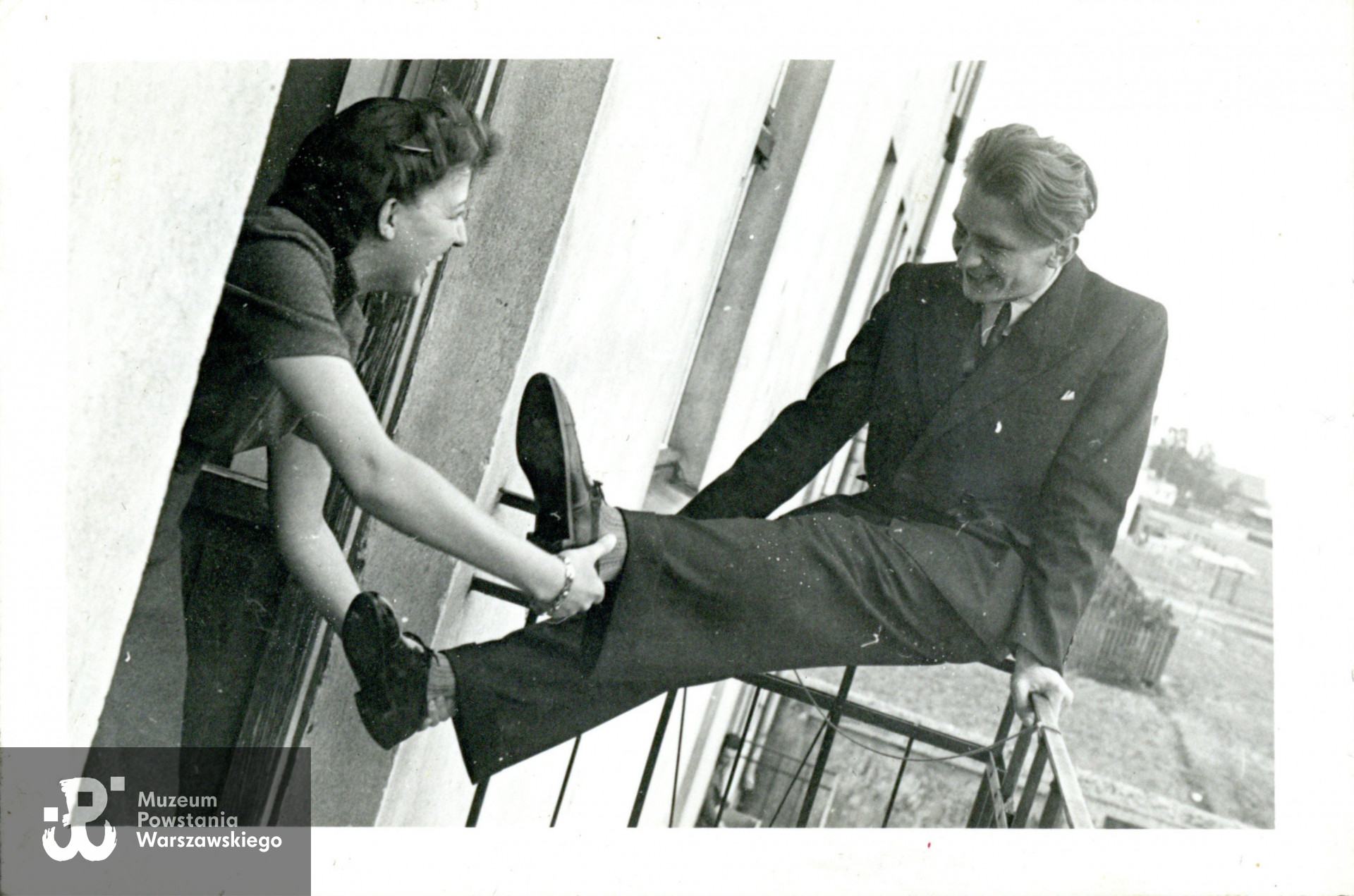 Grochów, okres okupacji niemieckiej. Na balkonie mieszkania przy pp Traczów przy ul. Łukowskiej. Z lewej  Anna Traczówna, I-voto Graczyk, II-voto Jelonek,  na barierce siedzi Zdzisław Graczyk, „Kala” (1918-1944).  Fot. ze zbiorów rodzinnych p. Romana Jelonka 