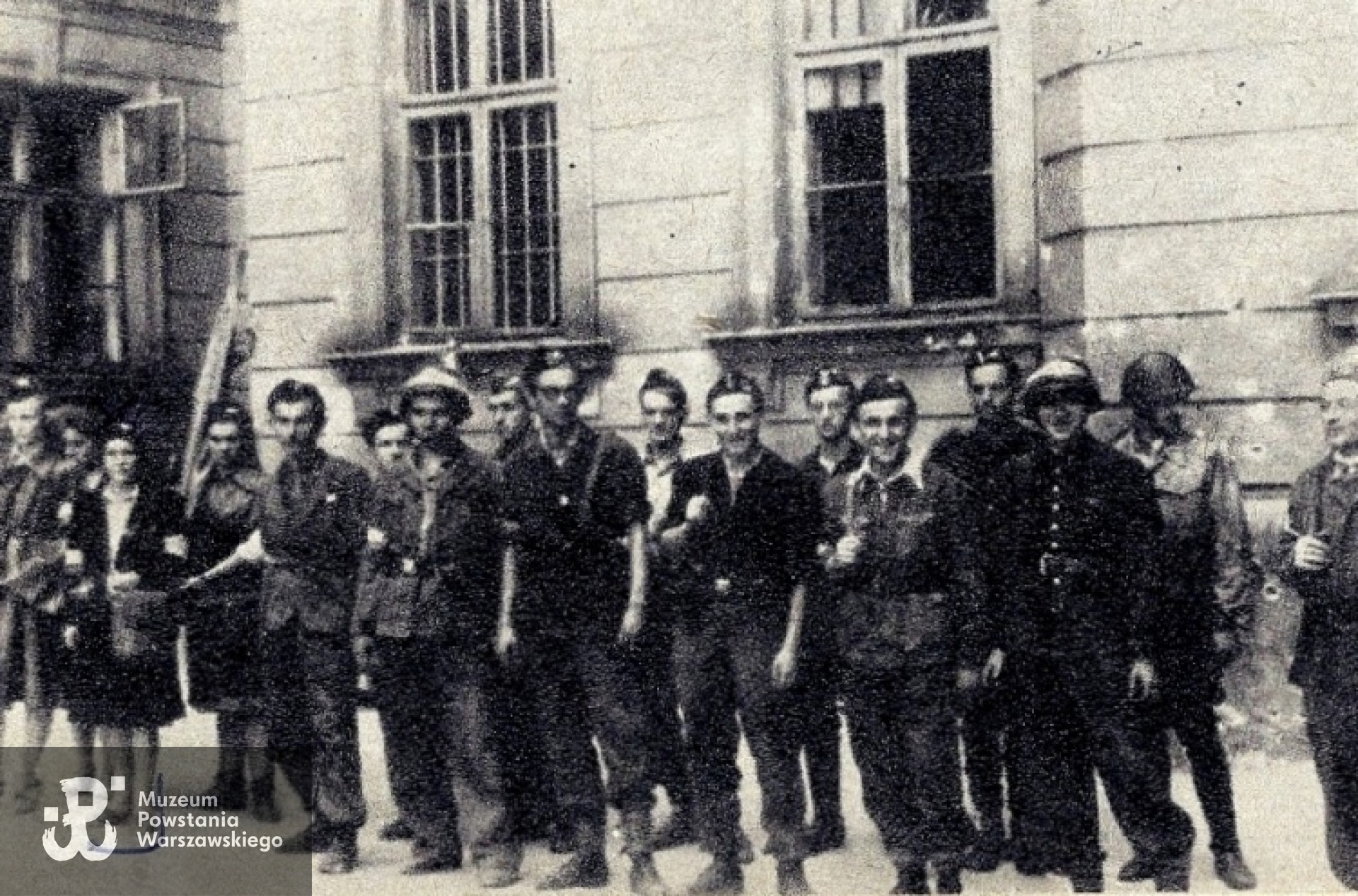 Krystyna Kunowska podczas zbiórki na ul. Marszałkowskiej (stoi po lewej) – zdjęcie ze zbiorów p. Zofii Czubak- Prędeckiej