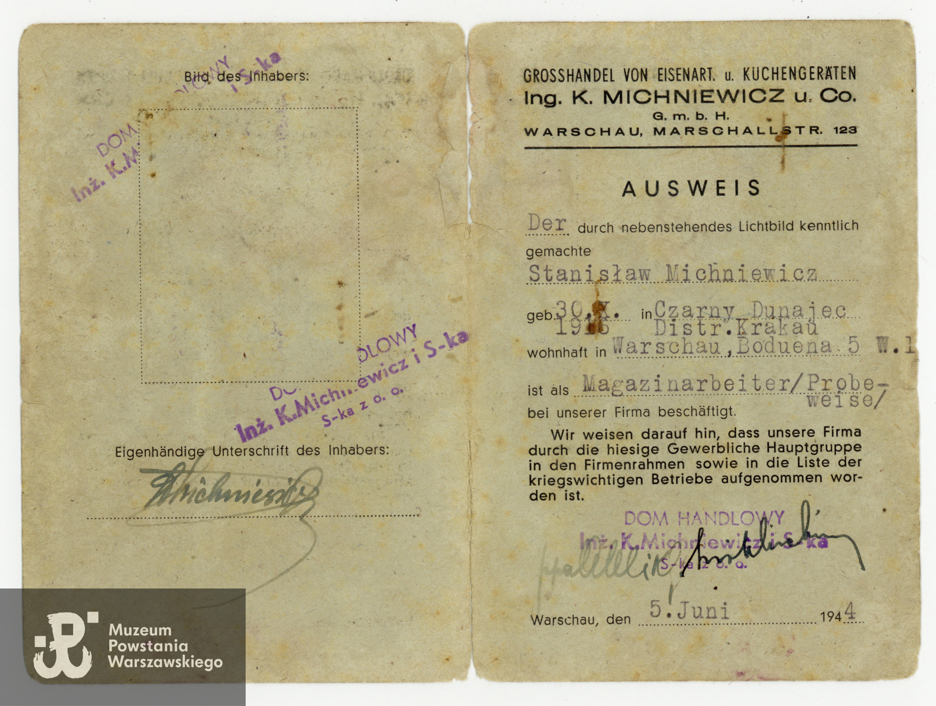Należący do Stanisława Michniewicza Ausweis z okresu okupacji niemieckiej, potwierdzający zatrudnienie na stanowisku magazyniera w Domu Handlowym K. Michniewicza w Warszawie przy ul. Marszałkowskiej 123. Ze zbiorów rodzinnych p.  Krystyny  Michniewicz-Wanik