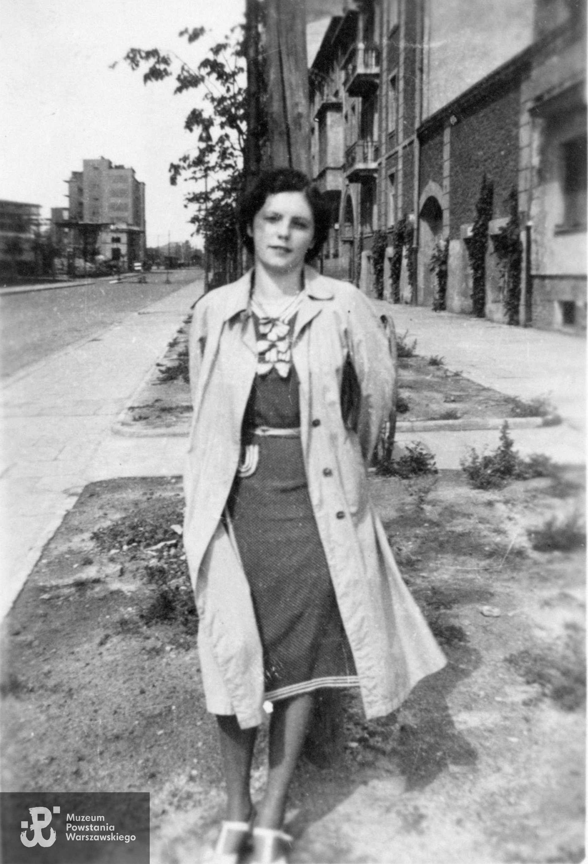 Warszawa, 1939 lub lata 40-te, ul. Klonowa 14, widok w kierunku Placu Unii Lubelskiej, w tle widoczny  gmach straży pożarnej przy Polnej. Fotografia pochodząca ze spuścizny po Irenie Orłowskiej „Werze", ze zbiorów rodzinnych p. Krzysztofa Kasprzyka. Skan wykonano w Muzeum Powstania Warszawskiego w grudniu 2023.