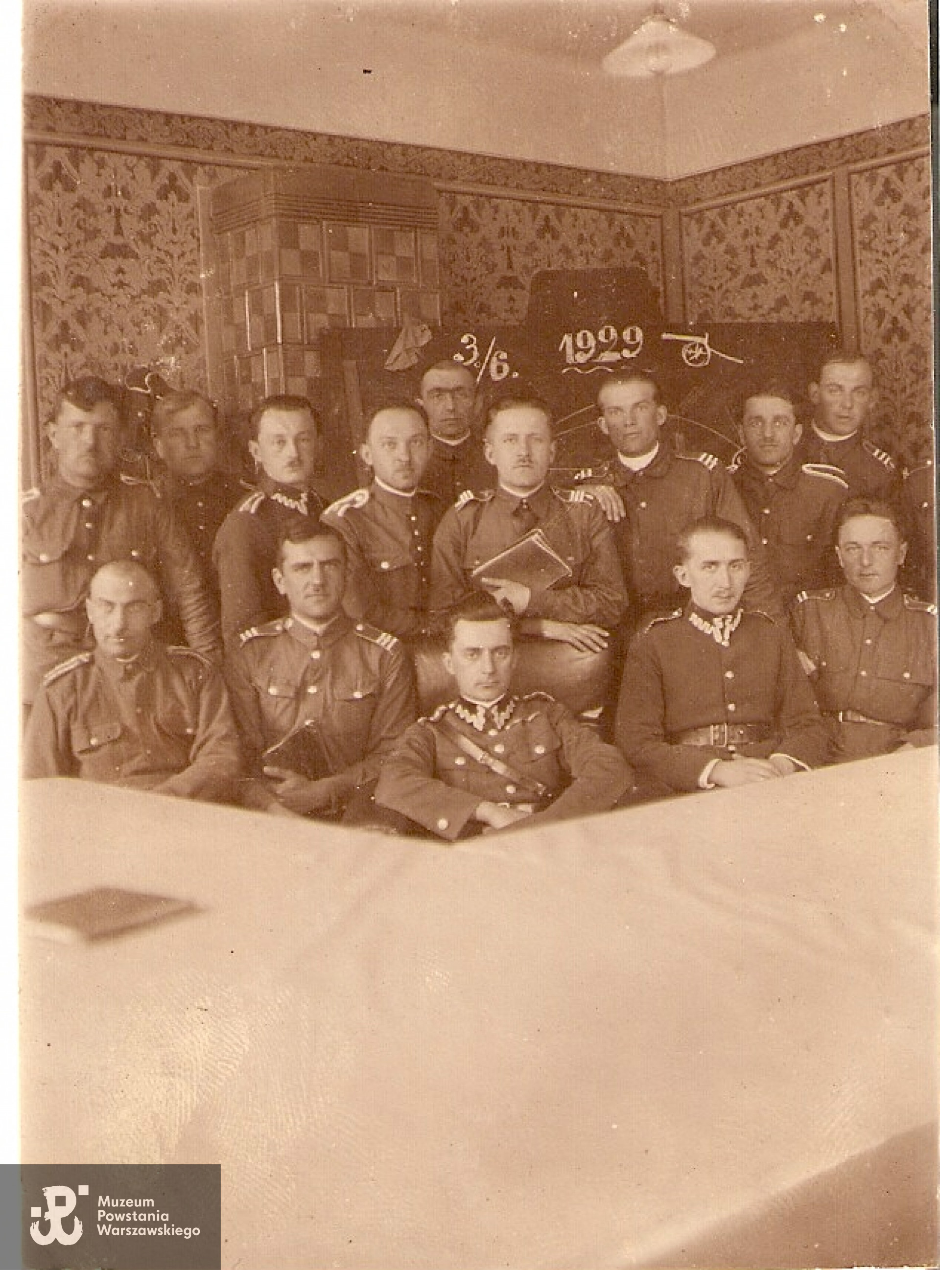 Tadeusz Michałowski siedzi w pierwszym rządzie, w środku