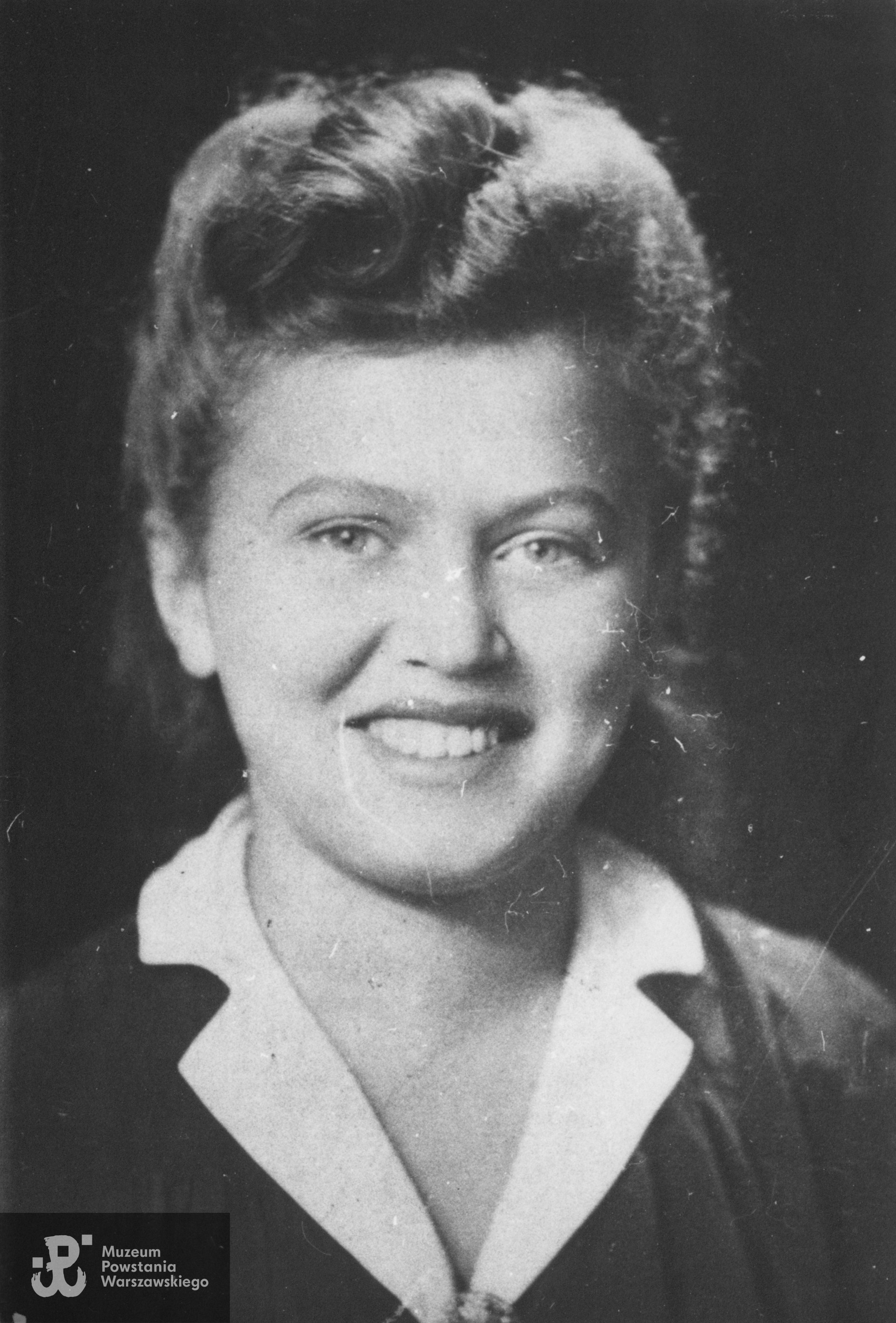  Donata Ofmańska  "Foka" (1925-1995). Fotografia portretowa wykonana w wieku ok. 18 lat - 1943/1944 rok. Ze zbiorów rodzinnych, udostępniła p. Joanna Drożdż, córka p. Donaty