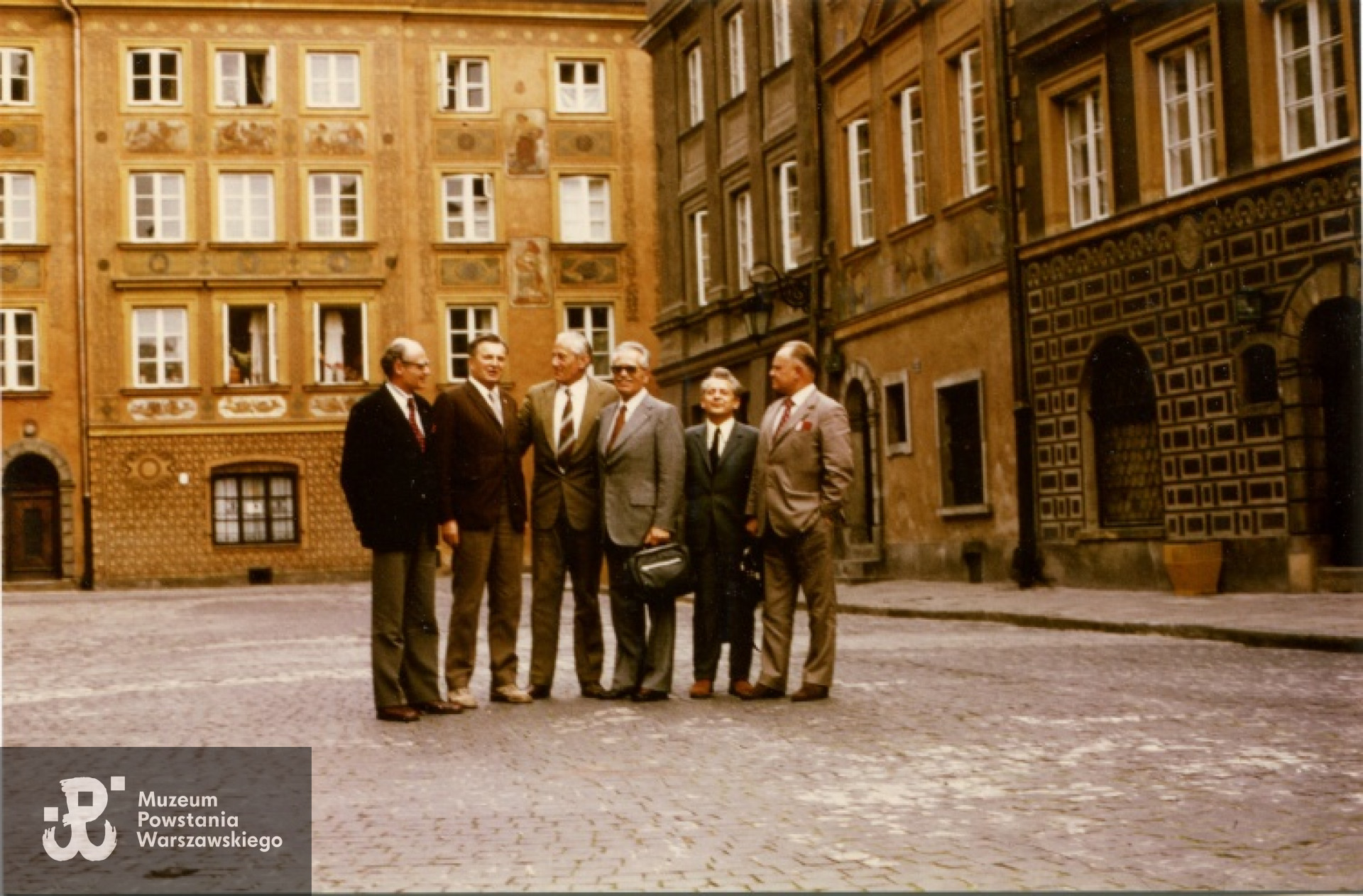 Warszawa - Stare Miasto, ul. Szeroki Dunaj, 13.08.1974 - spotkanie kombatantów z batalionu "Zośka". Od lewej stoją: Witold Sikorski "Boruta", Zygmunt Kujawski "dr Brom", Wacław Micuta "Wacek" (dowódca plutonu pancernego), Ryszard Białous "Jerzy" (dowódca batalionu), Marian Małkowski "Marian", Witold Bartnicki "Kadłubek".